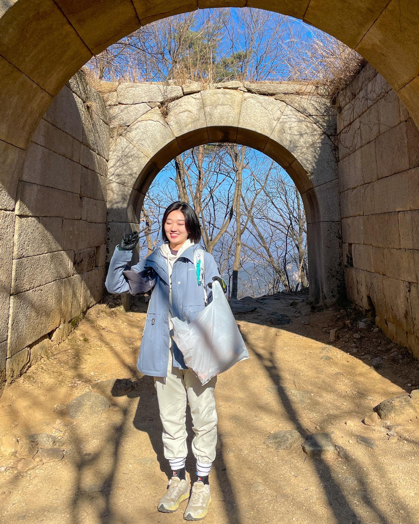 북한산 원효봉 플로깅🌎𝐋𝐞𝐬𝐬 𝐖𝐚𝐬𝐭𝐞𝐫 𝟒𝐭𝐡💙

플로깅, 어디까지 해보셨나요?🌟
북한산에서 사람 💩을 봤다면.. 믿으시겠어요?🥹(사용한 휴지는 덤)
플로깅 막 시작한 시점이었어서 다들 머뭇머뭇했는데요
효대장님의 쓰레기 편식하지 말자는 말에 또 하나 배우고 돌아왔습니다😌
 
——— 활동 내용
✅ 북한산 원효봉 플로깅
✅ 지구를 위한 이별 가이드
🎁 실리팟 지퍼백 & 핸디보틀

——— 활동 후기
✅ 플로깅 중 또 기억에 남는 쓰레기는 과일 껍질이에요! 두번째 사진 보시면 감 꼭지를 들고 있는데요😂 사진엔 없지만 귤 껍질도 굉장히 많아서(조각조각 나 있어서) 줍는 데 시간이 꽤 걸렸답니다🥲 과일 껍질은 헷갈리실 수 있지만 쓰레기랍니다!가지고 돌아가주세요✨
✅ 이번 이별 가이드에서 충격받았던 부분! 여러분은 혹시,, 저희가 일주일에 신용카드 1장 분량의 미세 플라스틱을 먹고 있다는 사실을 알고 계셨나요?🫨 세탁기를 쓸 때도 미세 플라스틱이 발생하는데, 먹이사슬에 의해 결국 인간에게 돌아온다고 해요!🥲
✅ 미세 플라스틱도 나오지 않고, 플라스틱이 아니라 환경 호르몬 걱정도 없는 <실리팟> 실리콘 재질 지퍼백 & 핸디보틀! 내용물을 넣어 통째로 얼려도 된다고 하니 더운 여름철에도 유용하게 쓸 것 같아요+_+ 개인적으론 말랑말랑해서 부피를 조절할 수 있는 점이 좋더라구요!

-
레스웨이스터 활동을 세 번째 참여하고 있지만, 같이 산행하며 플로깅하는 건 처음이라 더욱 뜻깊었던, 그리고 새로운 좋은 분들을 만나 더 행복했던 하루였습니다🫶🏻

-
🎤 minji2ppu luv_mt_ever 
🎁 silipot_official 

-
#달달_등산 #달달_북한산 #북한산 #북한산원효봉