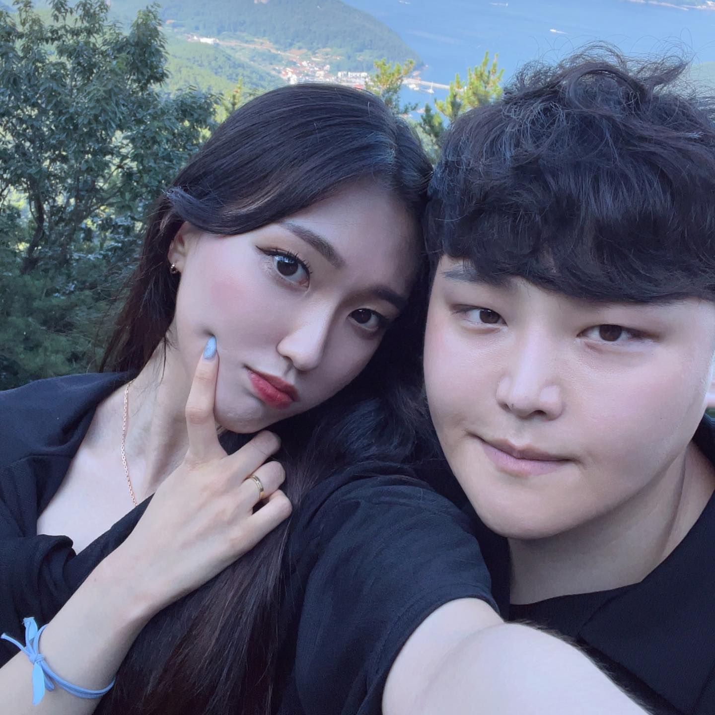 겁쟁찌질이 바켱준이랑 케이블카 타깅 🫣
탈때마다 무섭다며 찔찔대는 울형두니..
진짜 어쩜 좋냐 ~~~~~~

그 와중에 뷰 완전 미쳐써 넘 이쁘자냐🫶🏻
펭귀니랑도 한컷 히히
똥손형둔 그래도 사진 실력..늘어가는듯^^