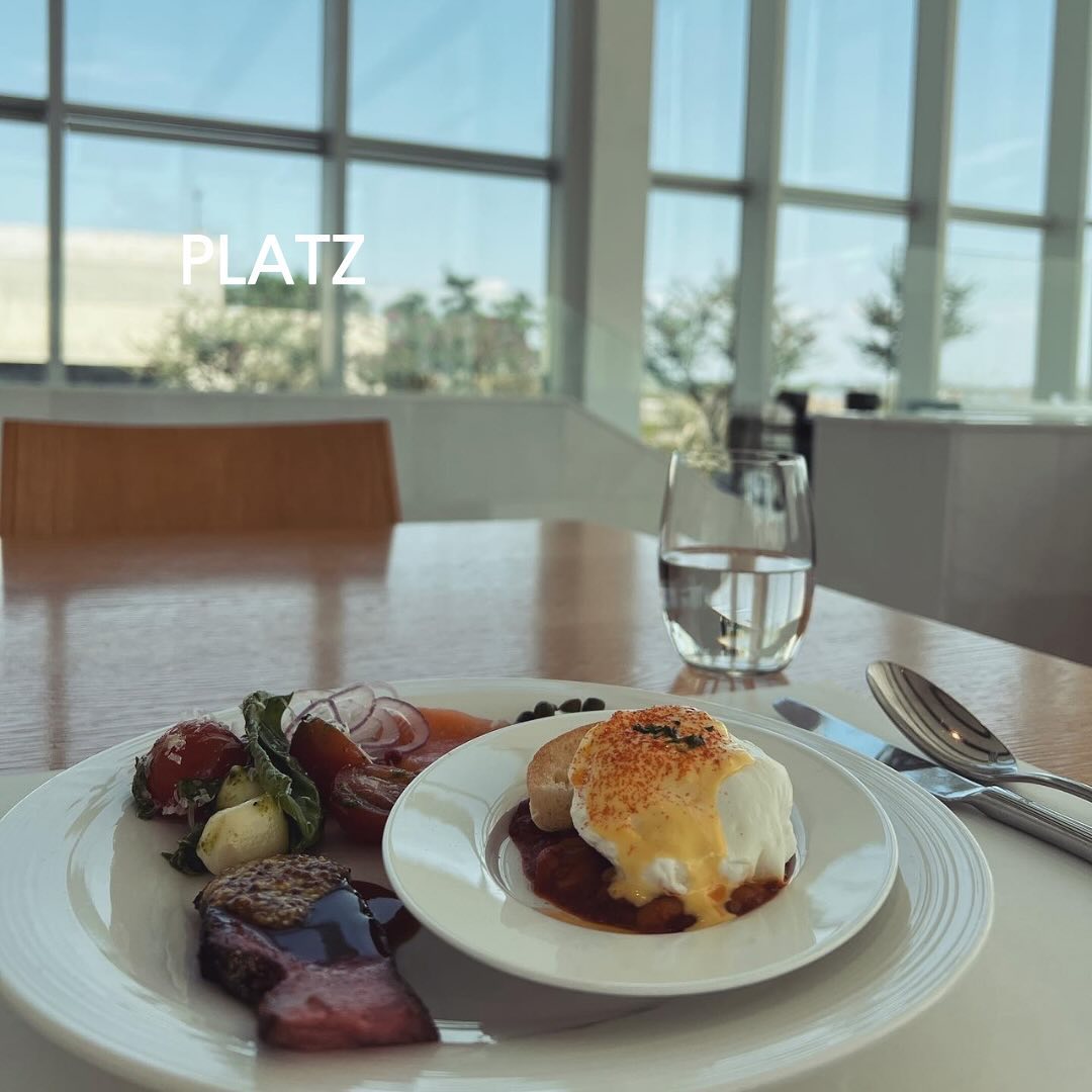 Nest Hotel PLATZ 플라츠레스토랑

영종도 드라이브 하면서 런치 즐기기 좋은 레스토랑
인천공항 나오면서 들렀는데 넘 한적해서 조용히 식사하기 좋았음

날씨가 너무 좋은날이라 야외에서 마시는 아메리카노도 낭만적^^ 

우리가 기억하는 것은
어느 날이 아니라 
어느 순간들이다 -Cesare Pavese

오호 홀더 멋진 글귀 모야 모야 
Entp이 Enfp로 바뀌는 순간😍

#영종도레스토랑 #영종도브런치카페 #영종도카페 #nesthotel #플라츠레스토랑 #네스트호텔 #브런치카페 #카페스타그램 #카페그램 #디저트카페 #영종도여행 #영종도호텔