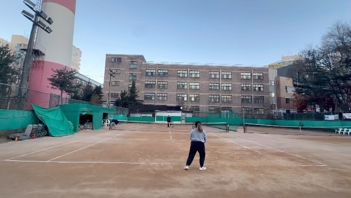 🎾 NOV 4주차 야외레슨

드디어 혹독한 겨울 시즌 시작 😬 
추워.. 아파.. 하지만 꾸역꾸역 레슨은 가는 사람..ㅎㅎ
숭키즈들 화이팅.. 같이 살아남아요😬😬

📌 Lesson note
- 포핸드 타이밍!! 천천히!
- 겨울이라 공이 잘 안튀니까 공 잘 따라가기
- 힘껏 치려고 해야하는데 아침엔 그게 전혀 되질 않아요
- 발리도 너무 급하니까 차분하게!