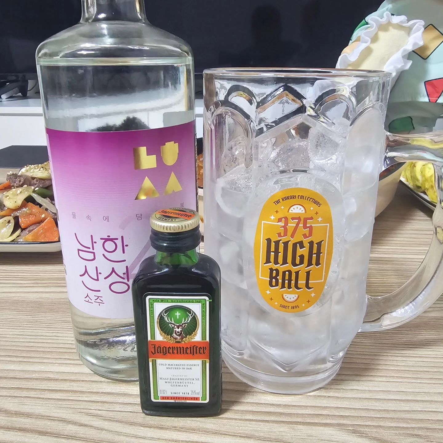 #협찬 #제품제공

매일 녹색병만 먹다가 가끔 하얀병을 먹으니깐 너무 좋네요.
녹색병만의 특유의 느낌이 없으며 정말 목넘김이 깔끔하게 들어가네요.

국내산 쌀과 조청으로 빚은 우리의 소주!!
술픽(sulpic.official)에서 정말 대단한걸 만드셨습니다.
먹으면서 이것저것 자료좀 찾아보니깐 경기도 무형문화재에 지정된 제품이더군요.

끝맛에는 조청의 그윽한 향이 입안에서 퍼지는기분
정말 최고에요!! 술픽(sulpic.official) 자주 봐야겠어요. 목을 넘길 때 그 깔끔함.

먹다 보니깐 혼자서 순식간에 마셔버렸습니다. 
소주처럼 먹기보단 온더락과 하이볼로도 괜찮은 듯 하네요.

가끔 소주가 너무 힘든날엔 술픽(sulpic.official)에서 나오는 남한산성소주 어떠신가요!!

[제품의특장점]
▶ 국내산 쌀과 조청으로 빚은 증류식 소주인 점
▶ 경기도 무형문화재 제 13호로 지정된 제품인 점
▶ 조청의 그윽한 향이 좋은 점
▶ 쌀 증류주 특유의 깔끔한 맛을 느낄 수 있는 점
▶ 목 넘김이 부드러운 점
▶ 평일 18시 이전 주문 시 당일 출고
▶ 주종 : 소주 / Alc : 21% / 용량 : 375ml
▶ 스트레이트 / 온더락 / 시원하게 섭취 가능

▶ 제품문의(인스타) : sulpic.official
▶ 상품구매(네이버) : 술픽 검색

#술픽 #소주 #전통주 #전통주추천 #전통주선물 #전통소주 #소주추천 #맛있는술 #소주종류 #맛있는소주 #증류식소주 #전통술 #증류소주 #cscrew22 #c_s크루  #왕새우캠퍼 #캠핑 #캠퍼