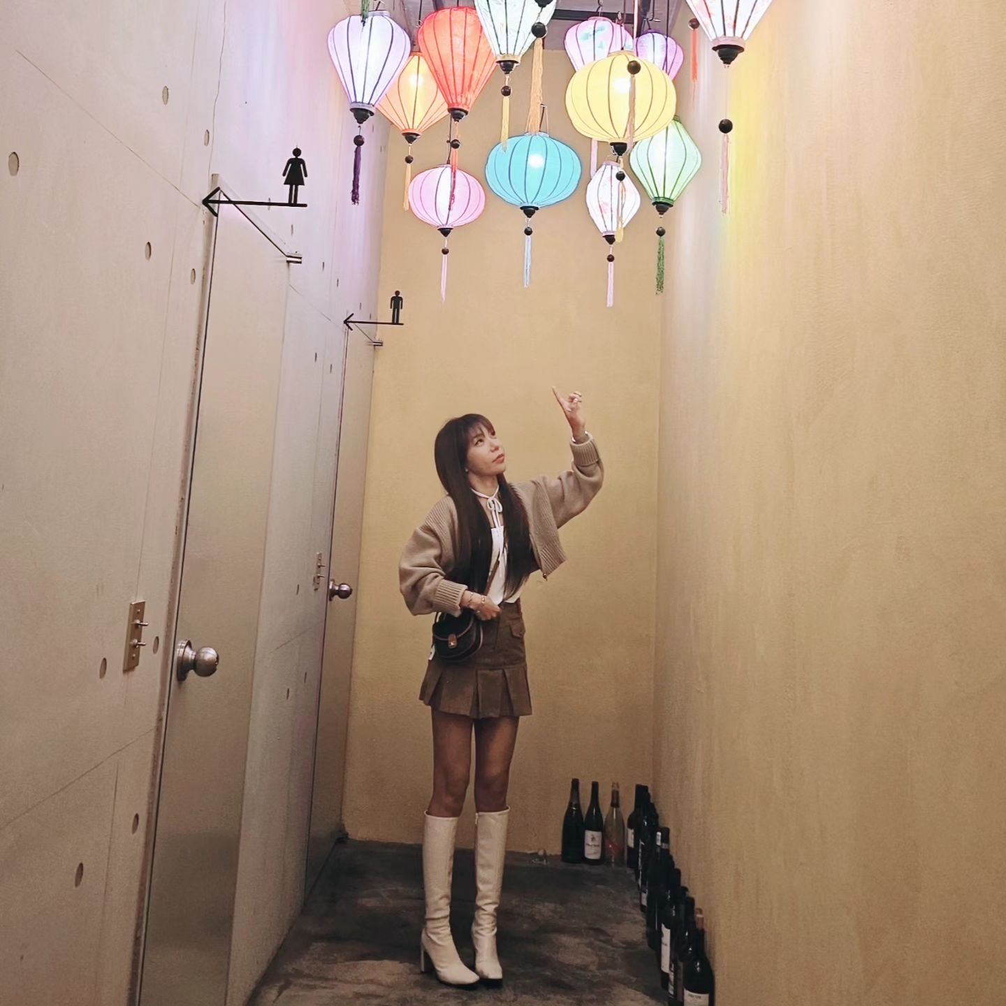 인님들~~~ 비오는 금요일이네요오~😅

저는 베트남 음식 먹으러왔어요!

쌀국수랑 반쎄오🍴먹었는데, 반쎄오는 처음먹어봤는데

오모👍맛있더라구요오~ 

라이스페이퍼를 건식으로 싸서~ 양녕장에 적셔먹는거던데

제 취향엔 맞더라구요~

비오는 날~ 운전조심하시구요오~🎇

모두모두 즐거운 금요일 보내셔요~~~~💕⚘️

#언제까지_비가올거니
#비온뒤_추워진다는데_무섭다
#다들_불금보내요오