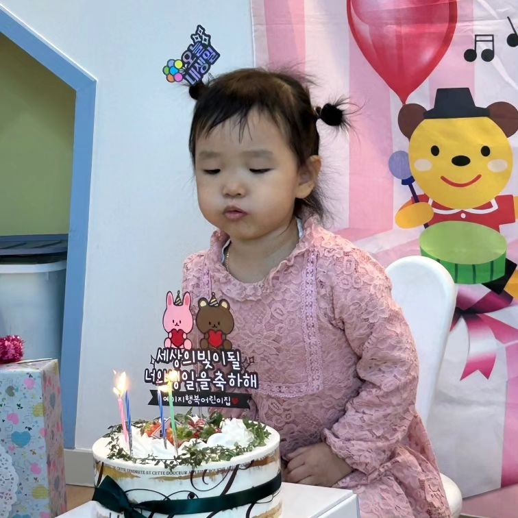 우리 애깅이 어린이집에서 마지막 생일파티 🩷
화질이..이상꾸리해도 기념으로 남겨주기 ت

어린이집 생일파티는 꼭 해야한다며
결석하면 안된다던 율이 🥰
친구들 동생들이 생일축하 노래불러주는데
부끄러워하면서도 즐거워하던 그 모습이 올마나 귀엽던지 🦔🤎🤎

이모네 캠핑장에서 2차 생일파티와
집에서 우리 가족끼리 마지막 생일파티까지 ᰔᩚ

우지 율잉 아프지 않고 건강하게 잘 자라줘서 고마워,
앞으로도 지금처럼 해맑게 웃는 날이 가득하길 바랄게 !
엄마 아빠의 딸로, 담이 언니의 동생으로 태어나줘서 고마워 ♡⃝

#사랑하고사랑하고또사랑해
#영원한귀염둥이_우리집막둥이
#200107_소율