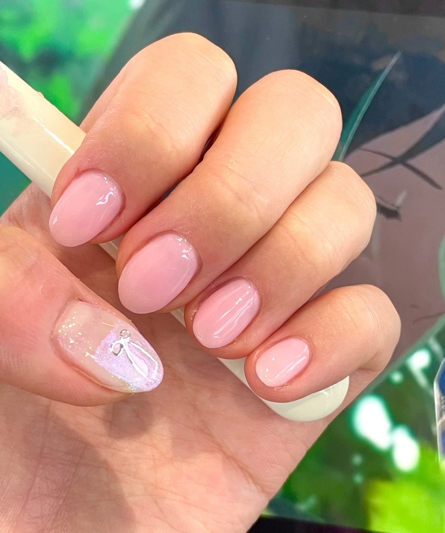 #네일맛집발견 mellow_nail_sangmu 
 상무지구 멜로우왁싱 샵인샵 멜로우네일
하고싶었던 네일아트가 멜로우네일에 있었고 너무 예쁘고...
요즘은 네일도 오마카세로 골라서 하는게 너무 귀여움
네일아트 행사중이라 너무너무 개이득

저 웨딩네일도 여기가서 할거니까 향후에도 계속 해주세여^-^(기약없음) 너무 친해지고 싶은 사람 발견... 웃음소리가 너무 취저라구요. 네일언니랑 시간가는 줄 모르고 수다떨다가 같이 퇴근해버린... 네일을 받으러 간건지, 여행추천을 받으러 간건지, 맛집 추천을 받으러 간건지. 걸어다니는 맛집지도셨음. 
덕분에 고민중이던 양양은 버리고 제주도로 가보도록 하겠습니당

아참 네일도 진짜 빠르게 잘하시구 문제성손발톱도 같이 하시는 경력 오래되신 사장님 네일하면서 너무 즐거워서 또 놀러갈게요
예쁜 손톱 덕에 손보면 기분이 좋아지는데 이래서 네일하나봐 ♡͈̫

일부제공받은 주관적인 후기입니다.

#협찬 #광주네일아트 #광주네일 #상무지구네일행사 #상무지구네일 #광주네일맛집