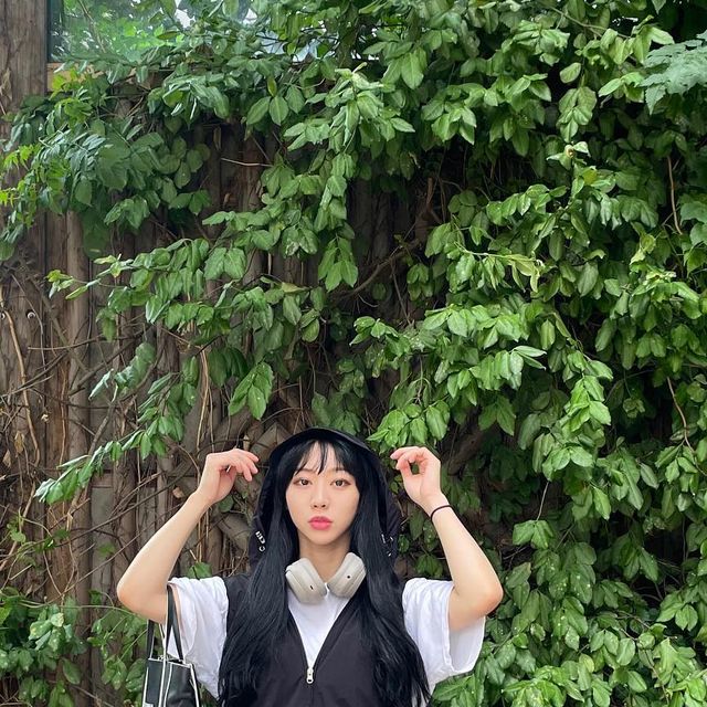이아뭉 on Instagram: "#광고 베이직하고 여유로운 루즈핏에 가벼운 중량감으로 여름에도 편안하게 착용할 수 있는 아이러니 포르노의 윈드브레이커 후드집업 조끼임당🖤 - 기본 이너티에 꾸