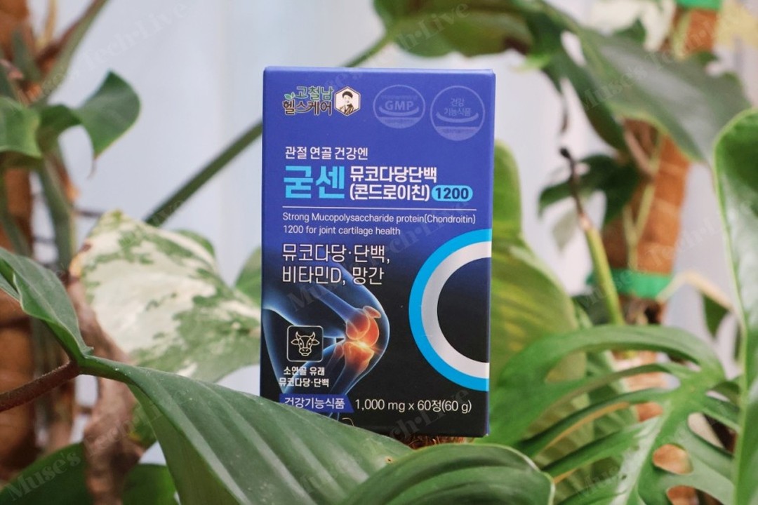 #협찬
프리미엄 소연골에서 유래한 뮤코다당(콘드로이친 황산)·단백이 1,200mg 함유되어 있는 굳센 뮤코다당단백(콘드로이친) 1200.
식약처에서 7중 기능성 인정을 받은 건강기능식품으로, 관절 및 연골 건강에 도움을 줄 수 있다고 합니다.
오랜 연구 끝에 관절, 연골, 뼈 건강 트리플 케어를 할 수 있는 3종 주원료(뮤코다당·단백, 비타민D, 망간)로 빈틈 없이 건강 설계를 했다고 하는데요.
말씀드렸다시피 뮤코다당(콘드로이친 황산)·단백은 관절 및 연골 건강에 도움을 줄 수 있고요.
비타민 D는 칼슘과 인이 흡수되고 이용되는데 필요하고, 뼈의 형성과 유지에 필요하며, 골다공증 발생 위험 감소에 도움을 줄 수 있습니다.
그리고 망간은 뼈 형성에 필요하고, 에너지 이용과 유해산소로부터 세포를 보호하는데 필요합니다.
순도 90% 이상으로 정제된 뮤코다당·단백을 사용했으며, 세계적인 원료 제조 기업인 Botanic Healthcare에서 제조했다고 합니다.
그래서 열심히 먹고 있어요.
#굳센콘드로이친 #콘드로이친 #건강기능식품 #관절건강