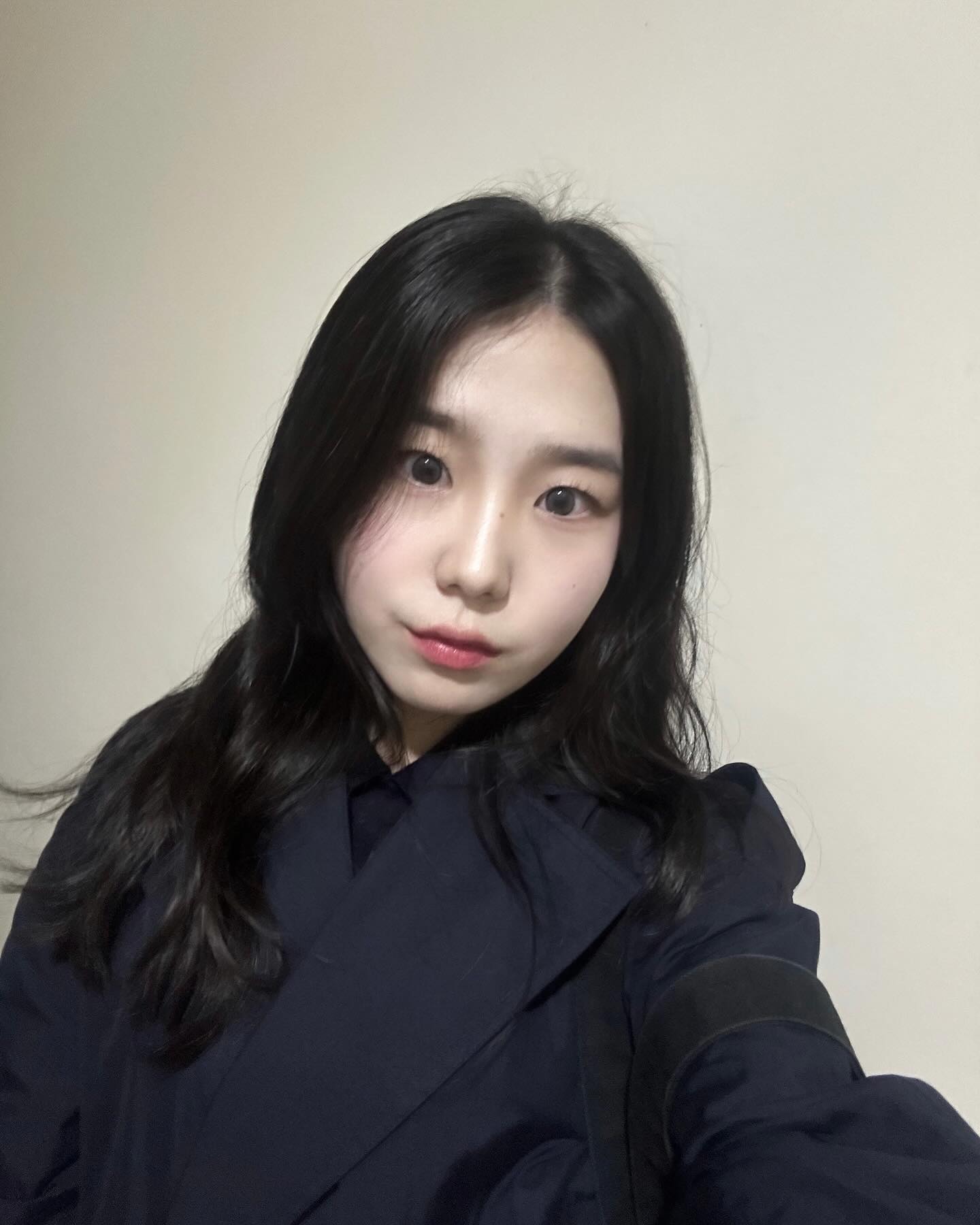 #협찬 
🫧 Sweetfy 🫧
렌즈베리 X 배우 조현정과 콜라보 렌즈 탄생!
구독자 100만명, 화제의 웹드라마 짧은대본의 ”동덕“역으로 사랑받는 조현정 배우의 청순하고 깨끗한 매력를 담아 제작된 렌즈입니다🫶🏻
한달착용 권장/ G.DIA(그래픽 직경) 13.3mm
1+1 25,000원

✨ 맑고 투명한 컬러감과 도톰한 링 디자인이 부드럽게 스며들어, 유리구슬처럼 영롱하면서 또렷한 눈빛를 연출해 줍니다!

컬러는 스윗피 브라운/ 스윗피 그레이/ 스윗피 베이지가 있고, 저는 스윗피 그레이를 착용해 보았습니다! 스윗피 그레이는 정석의 깨끗한 그레이로 차분하면서 우아한 분위기의 컬러입니다🤍

스윗피 출시 기념 이벤트가 진행중이니 많은 관심부탁드립니다 🙌🏻
- 5천원 추가할인 (1+1+할인 20,000원)
기간 : 3.29 - 4.30
- 스윗피 3종패키지 구매시 스크런치 증정
(온라인 예약구매 한정)
- 포토리뷰 이벤트

#렌즈베리 #조현정렌즈 #동덕렌즈 #스윗피 #스윗피그레이 #렌즈추천 #컬러렌즈 #데일리렌즈