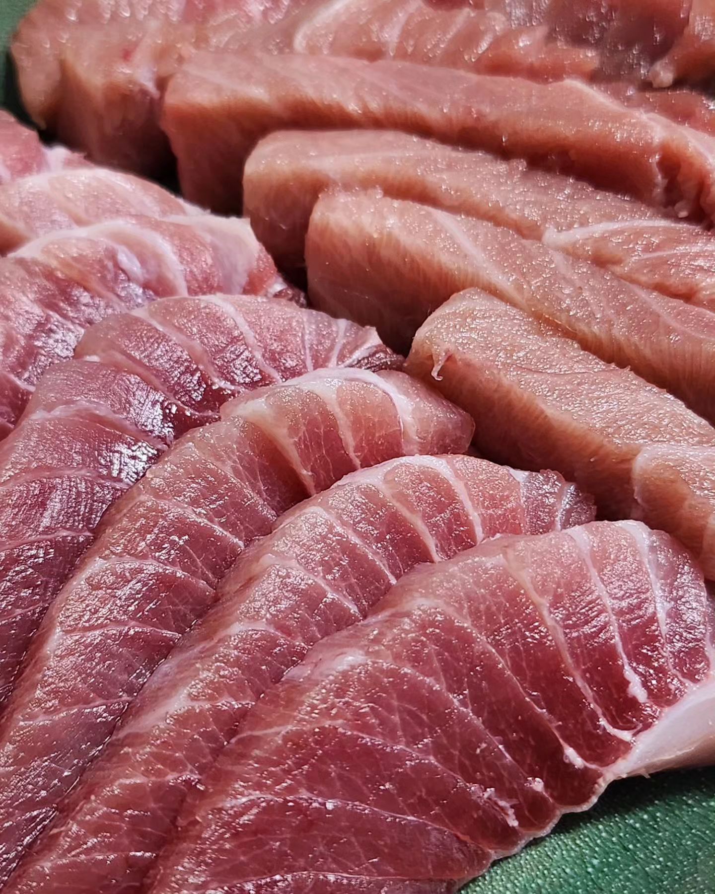 #참치회 #협찬 / 고급 참치집에나 나오는 최상급 참치..🐟 저는 집에서 먹는데요⁉️😜
#참치학교 에서 참다랑어 중뱃살(200g/20,000원) & 눈다랑어 뱃살(250g/18,000원) 보내주셔서 완죠니 야무지게 먹었어용ㅎㅎㅎ💙
.
우리가 흔히 부르는 #혼마구로 가 바로 요 #참다랑어 !!🐟
평소 가마도로, 배꼽살, 오도로, 쥬도로 처럼 기름진 부위를 좋아하는 저로써는 쥬도로에 대한 기대가 컸답니다😊
확실히 20년 참치 경력을 자랑하는 업체인 만큼 퀄리티가 좋더라구요💙
기름기가 잘 올라와서 와사비 완전 듬~뿍 올려먹었어요😘
.
요기에 눈다랑어 뱃살도 먹어봤는데요ㅎㅎ
눈다랑어는 크기가 작기때문에 뱃살을 따로 나누지 않고 그냥 통틀어 복육이라고 부른답니다🤗
저는 사실 눈다랑어를 별로 좋아하지 않아서 큰 기대를 하지 않았는데...
먹어보기를 잘했다 싶었어요!!!🐟
식감도 쫄깃 꼬득하니 좋고, 마블링도 괜찮더라구요💙
거기에 요렇게 저렴하니 완전 가성비 최고👍🏻
.
참치학교에서는 내 입맛에 맞는 부위만 골라 담을 수 있는데, 요게 엄청난 장점 아닐까 싶어요ㅎㅎ
종류가 진짜 많아서 취향 껏 고를 수 있다는거!!🐟
저도 상당히 만족해서 담번엔 가마도로와 배꼽살 주문해보려구요😚💙
.
먹는 방법도 엄청 편해요!!!
참치학교는 타사와 다르게 자체공장에서 큰 뼈/가시/혈압육 등을 제거해 보내주기 때문에..
그냥 해동해서 썰어 먹으면 끝ㅎㅎㅎ⭐️
심지어 드라이아이스/위생장갑/면장갑/설명서/해동지 뿐 아니라 와사비와 간장, 김까지 주기 때문에 따로 준비할 것도 없움!😘
.
도착한 날 바로 먹으면 가장 좋지만,
그렇지 못하다면 냉동했다가 해동해서 먹으면 된답니다🐟
해동할 때는 소금물을 만들어서, #냉동참치 를 3분 정도 담갔다가 빼면 되는데ㅎㅎ
물기를 제거한 뒤 동봉된 해동지에 돌돌 싸서 냉장고에 30분 숙성한 다음에 먹으면 OK!!👌🙆‍♂️👌
(해동 후 재냉동은 안돼요!!!)
진짜 간편하죠?!💙
집에 있는 칼은 사시미 칼이 아니라 예쁘게 잘리지가 않아서 좀 고생하긴 했지만🤣
이번 기회에 회 칼을 한 번 사볼까 하는 생각도 했네요ㅎㅎㅎ
.
앞으론 집에서 편하게 먹고 싶은 부위만 딱 딱 골라서 #홈마카세 즐기려구요ㅎㅎㅎ💙
아예 #참치장 같은걸 담가볼까 싶기도 하구?!🤔
리뷰&평점 훌륭한 네이버 쇼핑 참다랑어 1위 업체답게 퀄리티가 상당하니 참치 좋아하시는 분들은 꼭 한번 맛보시길 추천드려보아요!!
가성비가 좋아서 만족하실 거예요🤗🤗🤗
.
[ 🛒 구매 링크 알려드릴게요 💙 ]
https://smartstore.naver.com/tunaschool/products/7862692757
.
tuna_school_
.
#참다랑어적신 #참치뽈살 #참다랑어뱃살 #참치뱃살 #가마구이 #집에서먹는참치 #참치회맛집 #참치쇼핑몰 #스토리앤체험단 #스토리앤미디어 
.
.
[🐟어떤 부위가 그대 취향?!🔪]
