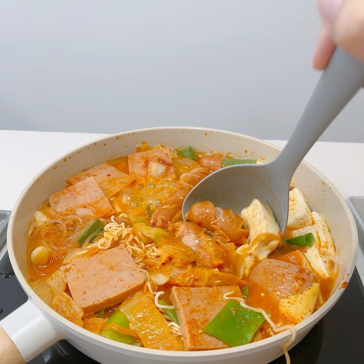 오늘 메뉴는 부대찌개❤️

오늘 비 엄청 왔었는데
울님들 모두 별일 없으셨죠?

저는 출근길에 쏱아지는 비에 
양말에 바지에 홀딱 다 젖었어요🥲
그래도 k-직장인은 출근 해야지요!🤣

날씨가 이러다보니
부대찌개가 넘 땡기는거 있죠?
그럼 어떻게 한다?!
 바로 먹어줘야지용😋

저는 소세지를 별로 안 좋아 하는데 
새로 산 소시지 아주 맛나더라구요?
뽀독뽀독 식감도 좋구 
넘 맛있었어요!✨

그래서 남은 소세지는 
잘 보관 했다가 쏘야 해먹을거에여!

chill_at.home 님께서 
지목해주셔서
‘결식아동돕기’챌린지에 
감사한 마음으로 동참하게 되었어요!🥰

happyalliance_official 계정과
#행복얼라이언스#행복두끼챌린지 #울트라기부챌린지#결식아동챌린지

이 해시태그를 달고 음식 사진을 
공유하면 게시글 하나당 행복도시락 한개가 결식우려 아동에게 전달 된다고하네요😁

좋은 일에 함께하고 싶은
lim_mother 님
min_j.oy 님

위 두 분께도 조심스럽게 
동참을 부탁 드려봅니다✨