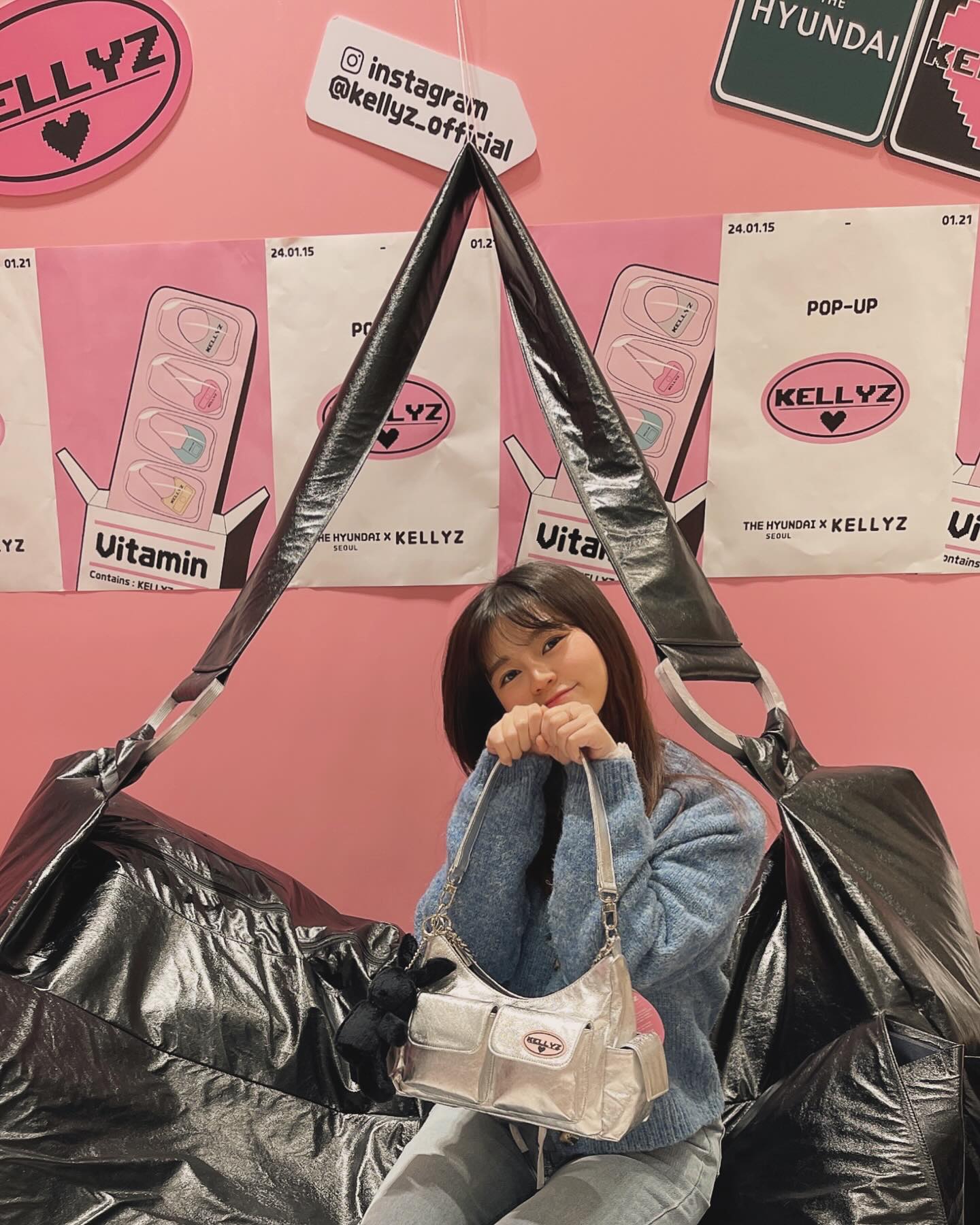 👜 더현대 서울 켈리즈 팝업
📍서울 영등포구 여의대로 108 

#업사이클링가방 브랜드 #켈리즈 팝업에 다녀왔어요 🧸
힙하면서도 귀여운 가방들이 잔뜩 ❤️

착장은 태그 했습니다 😋

#서울가볼만한곳#더현대서울팝업#더현대서울#서울실내데이트#가디건코디#여자가디건코디#여자겨울코디#여친코디#키작녀데일리룩