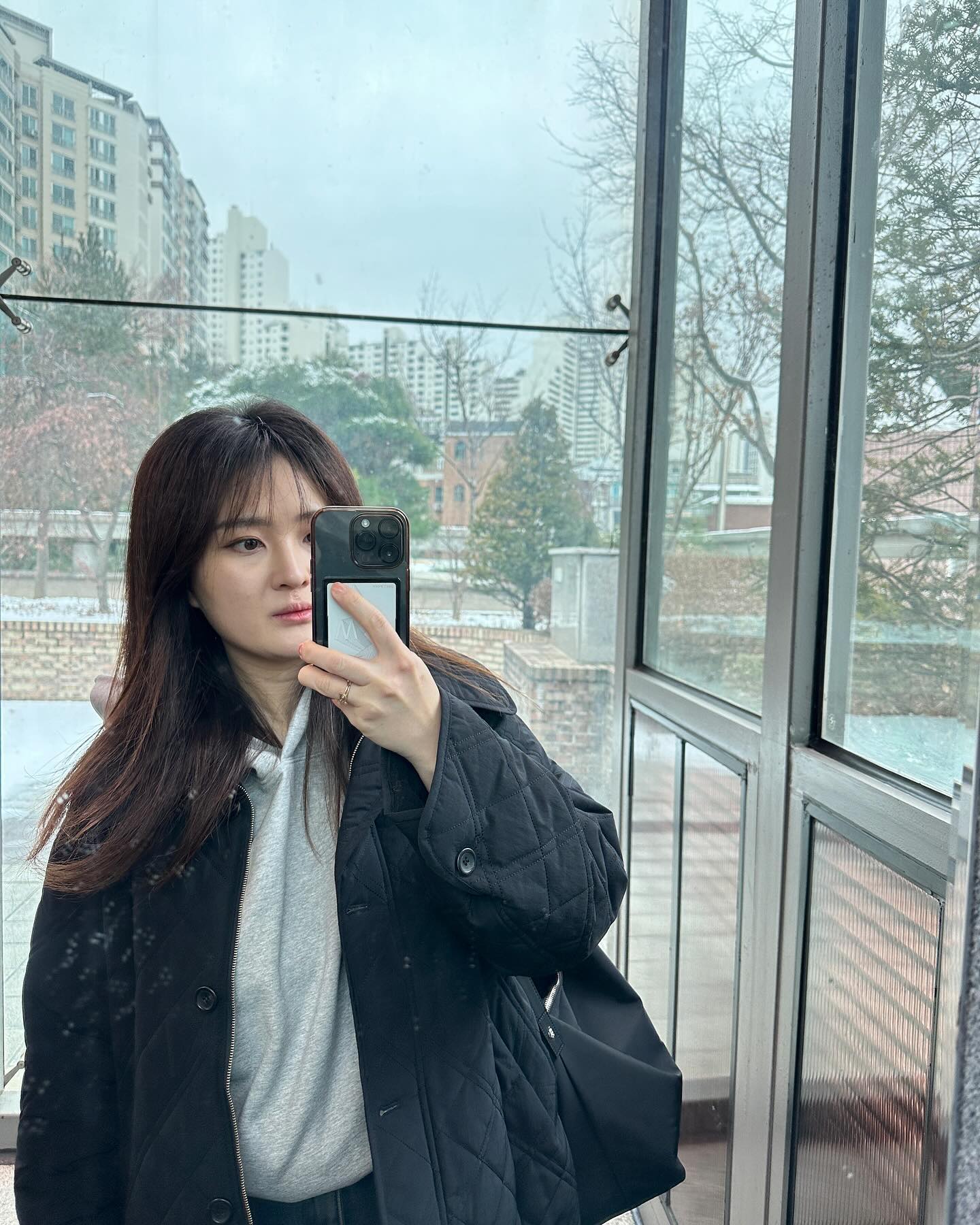 지난주에 회사 팀원분들이 스벅 신상 메뉴를 사주셔서
오늘 보답으로 샌드위치를 싸갔는데요

혹시라도 도시락을 따로 싸오실까봐
어제 밤에 메신저로 미리 싸오지 말라고 보내놨더니
같이 먹을 후식을 쫌쫌따리 사오셨더라고요
그래서 피크닉느낌으루다가 점심 념념 먹었습니다😽

오고가는 음식 속에 피어나는 사기업 노비들의 정이 오늘도 끈끈해졌네요

아우터 : #비뮤즈 #먼트패딩
상의 : #드혀니
하의 : #슬로우앤드 #다크진청투데이데님
가방 : #유메르 #파나슈백

#출근룩 #데일리룩 #ootd #출근룩기록 #데일리코디
