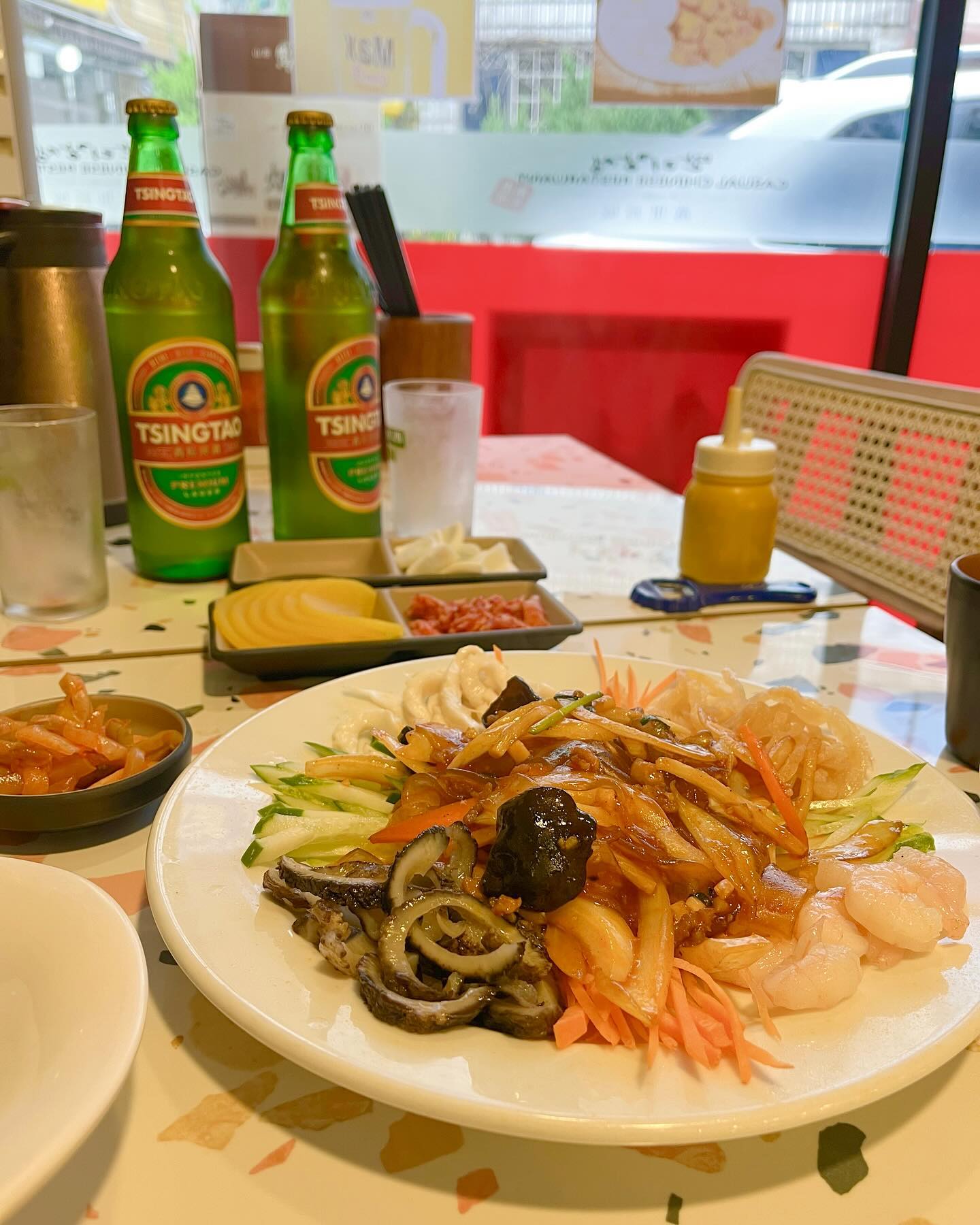 #협찬 
오랜만에 정말정말 맛있는 중식집 다녀왔어요🇨🇳
모처럼 외식 중식인만큼
짜장이나 짬뽕이 아닌, 양장피로 픽👀

중식는 역시 중국 술이랑 어울려💚
양장피에 칭따오 조합 너무너무 칭찬해 !!! 🫶🏻

양장피 먹다 너무 맛있어서
중화밥까지 추가 주문했는데,
양장피 양념 조금 섞어서 먹으니 더 맛있더라구요🤍

넘 행복한 식사였다
깔끔하게 두그릇 다 완밥🫶🏻 

#수원맛집 #만리장성 #수원만리장성 #중국집만리장성 #남문맛집 #수원남문맛집 #팔달문맛집 #만리장성중화요리 #수원남문중국집 #팔달문중국집 #수원중식맛집팔단 #행궁동맛집 #남문외식 #수원남문모임장소