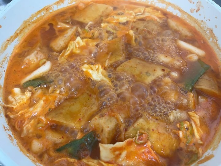 #협찬
안녕하세요:-) 쏘입니다🍢 다이어트 중 종종 생각나는 쫄깃한 떡이 들어간 떡볶이, 제가 작은 크기의 떡을 사용하여 만든 [한국인의 떡볶이]를 알려드릴게요. 요리를 못하는 제가 만들기에도 너무 쉬웠어요!

🍢한국인의 떡볶이
POINT 01. 쫀득쫀득한 식감의 쌀떡볶이
떡은 씹을수록 고소하고 단맛이 나며 밀떡에 비해 쫀득한 식감이 풍부합니다.
POINT 02. 프라이팬 6분 완성
떡볶이의 핵심 재료만 쏙쏙! 라면을 끓이듯 쉽게 만들 수 있어요!
저는 어묵과 만두를 추가해서 먹었답니다

✅ 한국인의 떡볶이 만드는 방법
01 떡볶이 떡을 흐르는 물에 씻어 주세요
02 프라이팬에 물에 360ml와 떡볶이소스, 채소믹스를 함께 넣고 센 불로 끓여주세요.
03 소스가 끓기 시작하면 떡볶이 떡을 넣고 저어주면서 6분간 끓여주세요.

🍳 한국인의 떡볶이를 더욱 맛있게 먹는 방법
계란, 치즈, 라면사리 등을 추가해 조리하거나,
사이드 메뉴(순대, 튀김, 어묵 등)와 함께 드셔보세요!

❗️ 떡볶이가 눌어붙지 않게 계속 저어주셔야 합니다.
떡과 건야채는 따로 불리지 않아도 되고, 떡볶이 소스는 기호에 맞게 조절해 주세요. 

구매링크 👇
https://smartstore.naver.com/mlocalfood
.
.
#협찬바로COOK #우리들녁식품 #한국인의떡볶이 #국내산100% #쌀떡 #간편조리 #국내산밀키트 #온가족간식 #추억의맛 #원팬요리 #뚝딱완성