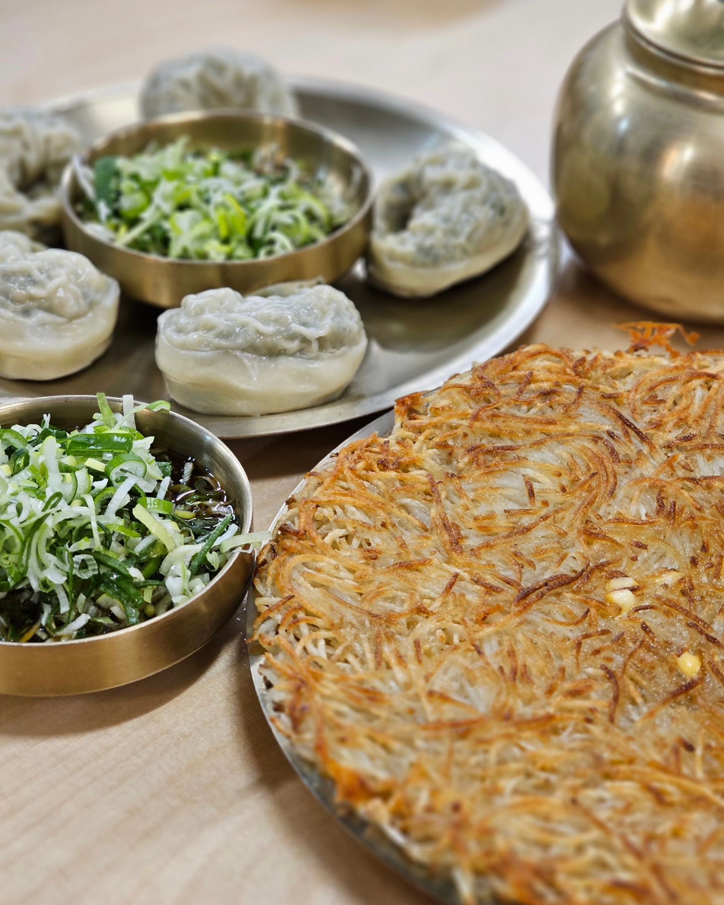 #협찬 🍜 역삼역 칼국수 맛집 '선덕칼국수'

비가 부슬부슬 내리던 지난 주말
따끈한 국물이 먹고 싶어 선덕칼국수에 다녀왔다😋

사실 따끈한 국물은 핑계고
감자전이 제일 궁금했던 곳🤔

리뷰에 온통 감자전 얘기 뿐이라
얼마나 맛있으면 감자전 필수라고 하는 사람들이 많은가 했는데
진짜 여기 방문해서 감자전 안먹으면 바보!!!

치즈덕후라 치즈감자전을 주문했는데
감자전의 고소함 + 치즈의 고소함으로
아주 고소함의 극강을 맛보고 왔다!

닭칼국수도 맛있었는데
감자전때문에 또 방문할 듯

📍선덕칼국수
▫️서울 강남구 테헤란로27길 29 주암빌딩 B1

🕛영업시간 - 매주 토요일 정기 휴무
▪️평일 11:00 - 21:00
▫️브레이크타임 15:00 - 17:00
▫️라스트오더 20:00
▪️일요일 11:00 - 20:00
▫️라스트오더 19:00