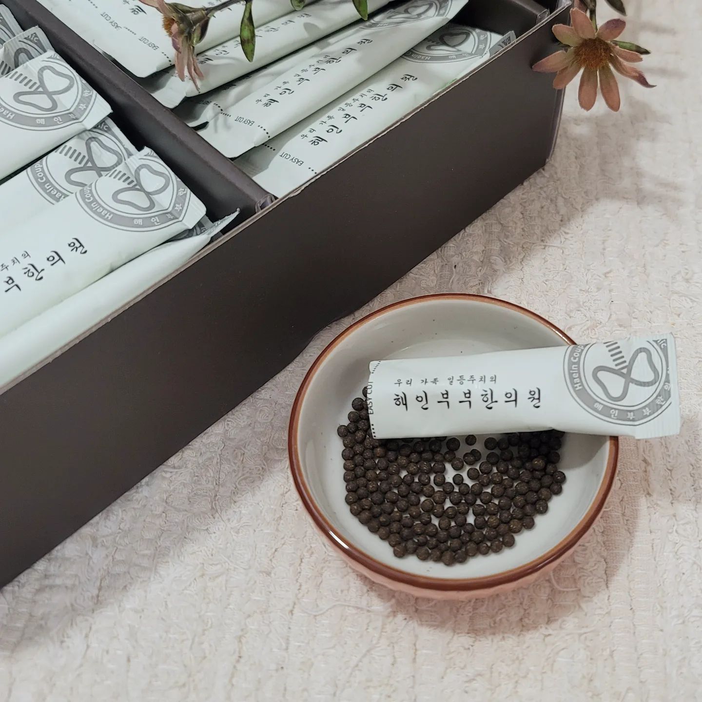 나의 다이어트 의지를 불태우기 위해 올려봄🔥
평생 애매한 뚱땡이로 살아왔는데
날씬한 엄마곰 한번 해보고싶다🧸

출산후 육아맘다이어트라기에는 
이미 우리 딸이 세돌이지만 ㅋㅋㅋㅋ
올 여름엔 비키니는 아니어도 
저 원피스는 꼭 입어야지👗

내인생 마지막이라 생각하고
지속가능한 쉬운다이어트 이런거 찾다가
식욕억제 다이어트환
#해인감비환 이런것도 시도해봄 

순하기로 유명하대서 이걸로 골랐고
1/2포부터 시작해서 일주일 먹어봤는데 
현재까지 1.5kg 빠짐 헤헤
(앞으로 갈 길이 멀지만😅 그래도 넘나기쁘다ㅠㅠㅠㅠㅠ)

📌여름까지 함께할 다이어터 구함