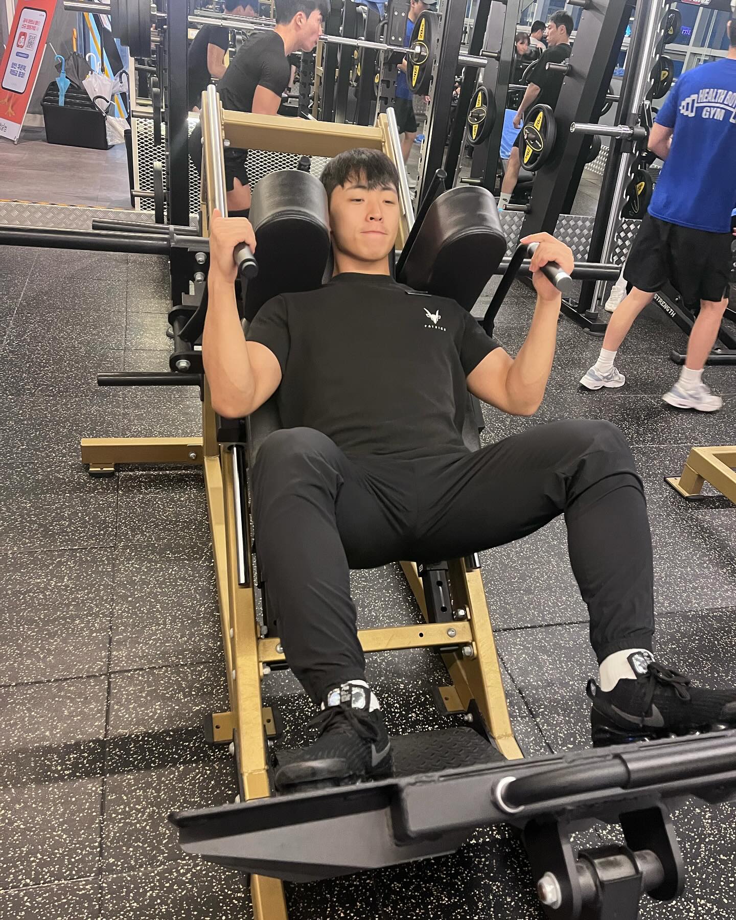 안녕하세요! 헬스보이짐 트레이너 박상혁입니다!
오늘 알려드릴 운동은 <핵 스쿼트>입니다.

핵 스쿼트는 바벨 스쿼트와 레그 프레스의 단점들을 보완한 하체를 키우는 데 좋은 운동이다.
핵 스쿼트 머신은 상체를 뒤로 기댈 수 있는 등받이 패드가 있어 엉덩이와 등이 더 안정된 자세로 운동할 수 있다.

핵 스쿼트는 발판에 발바닥을 고정시키고 견갑골과 엉덩이를 패드에 대고 명치를 들고 허리는 패드에서 살짝 띄워 척주정렬자세를 잡은 다음 무릎을 굽혔다 펴면서 동작한다.

+운동 방법
1.머신에 누우 손잡이를 잡고 양발은 발판을 밟는다.
양발의 간격은 골반 너비 정도가 적당하고 그 너비만큼 양 무릎 간격도 유지한다. 허리 뒤쪽과 명치는 살짝 들어 척추정렬자세를 유지한다.

2. 발바닥에 힘을 주고 버티면서 몸을 내려준다. 그다음 발바닥으로 발판을 밀어내면서 올라간다.
동작 중에 발바닥에 계속 힘을 주면 대퇴사두근에 힘이 저절로 들어간다.