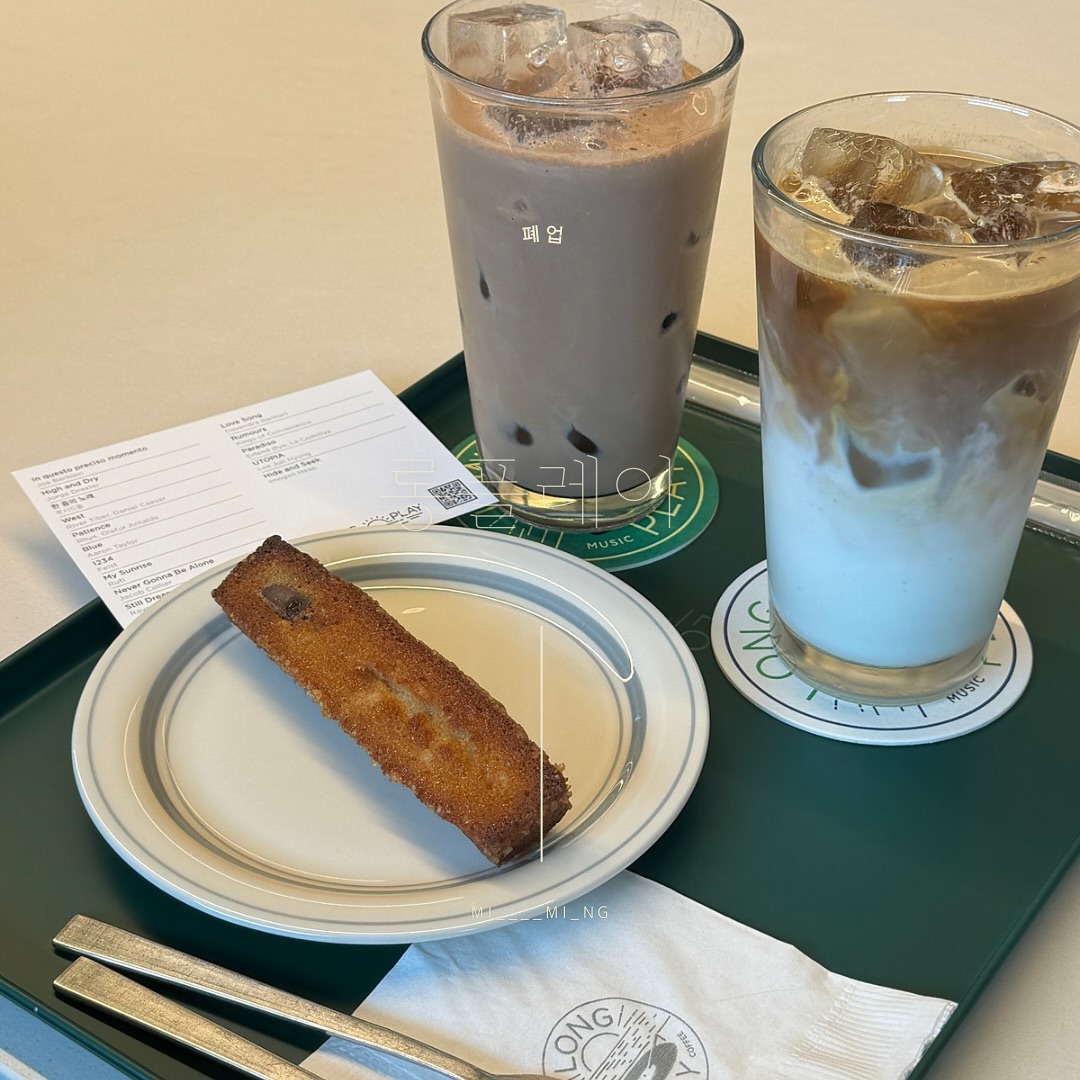 ☕️
지금은 아쉽게도 폐업한, 롱플레이
코-히 좋아하는 주안이 따라 예약하고 방문!
무엇보다 바로 옆에 위치한 숙소에 머물렀기에 😎

계좌번호 이상순부터 웃겼답니다 히히
1시간 이용 가능하며, 선곡표가 너낌 있잖아 👏🏻

📍롱플레이
- 폐업

#롱플레이#제주롱플레이#제주이상순카페#제주카페#이상순카페