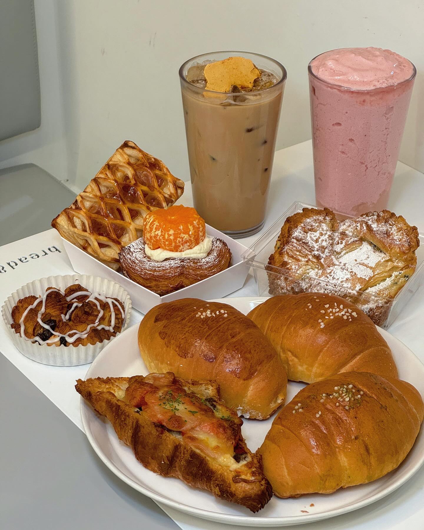 *협찬 breadnco_sw 

상왕십리에는 떠오르는 가성비 베이커리 전문점 #브레댄코 가 있어 더 이상 파바나 뜨쥬 등 다른 #도선동빵집 을 갈 필요가 전혀 없다🔥

무수히 많은 빵 종류와 이와 함께 즐기기 좋은 수많은 마실 거리들까지 한 번에 해결 가능한데다 독보적인 가성비로 부담 없는 #상왕십리역카페 인데💸

절대강자 베스트메뉴인 소금빵과 신흥강자 신메뉴 위주로 택했는데 베스트의 면모와 새로운 빵들 역시 입맛을 사로잡아버린 #상왕십리역빵집 이다🏆

#상왕십리센트라스 상가에 위치하여 역과 매우 가깝고 상가 지하주차장 이용까지 가능하니 자차든 대중교통이든 용이할 수밖에🚎

게다가 15주년 기념 이벤트로 정해진 빵 구매 시 아메리카노가 단돈 500냥, 음료로 구매 시 잔당 쿠키 하나가 서비스인 #왕십리센트라스카페 다💡

무엇보다 #가성비빵집 으로 점령할 만큼 가격이 착하며 매우 친절한 사장님과 직원들이 위생적이고 청결하게 관리하니 믿먹 그 자체인 셈💯

🔍달고나커피➿달고나 우유에 에스프레소 샷을 넣어 더욱 쌉쌀하고 달콤하게 즐길 수 있는 음료☕️
🔍딸기 젤리 요거트 스무디➿요거트와 딸기가 듬뿍 넣어 상큼함이 배가 된 스무디에 화이트펄로 식감을 더한 시즌 음료🍹
🔍쁘띠 귤 페스츄리➿ 커스타드크림과 새콤달콤한 오렌지말말레이드 크림이 조화를 이룬 페스츄리 위 제철과일 귤을 토핑해 상큼함을 더한 디저트🍊
🔍소금빵➿고소한 버터와 짭짤한 펄 솔트의 찰떡궁합 겉바속촉 버터롤🥐
🔍생크림 소금빵➿고소한 버터와 짭짤한 펄 솔트 조합과 빵에 생크림의 풍미를 더한 소금빵🧈
🔍고다치즈 소금빵➿덴마크산 버터를 품어 고소한 소금빵에 고다치즈, 파마산 슈레드 치즈를 넣어 치즈 특유의 짭조름한 맛을 강조한 바삭한 빵🧀
🔍찰호박꽈배기➿구수한 호박 페이스트와 쫀득 바삭한 페스츄리가 만나 맛도 영양도 만점인 찰호박꽈배기🎃
🔍지그재그 딸기파이➿달콤한 딸기잼이 듬뿍, 바삭바삭한 식감이 일품인 딸기파이🍓
🔍더 바삭 시나몬 페스츄리➿아몬드 슬라이스와 크랜베리를 사용해 더욱 바삭한 페스츄리에 시나몬과 소보로를 더한 달콤한 풍미를 낸 디저트🥮
🔍불고기페퍼로니 크루아상➿달콤한 불고기를 가득 채운 크루아상에 짭조름한 치즈와 페퍼로니로 풍미를 더한 모닝 메뉴🍕

차별화된 새로운 신메뉴들을 선보이며 독보적인 가성비와 셀 수 없이 다양한 음료 및 베이커리들이 있는 #브레댄코상왕십리점 에서 각양각색의 매력만점 빵들을 원없이 플렉스할 새럼?🤟🏼

📍주소 : 서울 성동구 왕십리로 410 센트라스 상가 L동 B113-2호
⏰영업시간 : 평일 07:30~21:00, 주말 09:00~20:30
☎️전화번호 : 02-2138-0300
🅿️주차 : 🙆🏻
.
.
.
.
.
#상왕십리역맛집 #왕십리센트라스빵집 #왕십리센트라스맛집 #가성비카페 #도선동카페