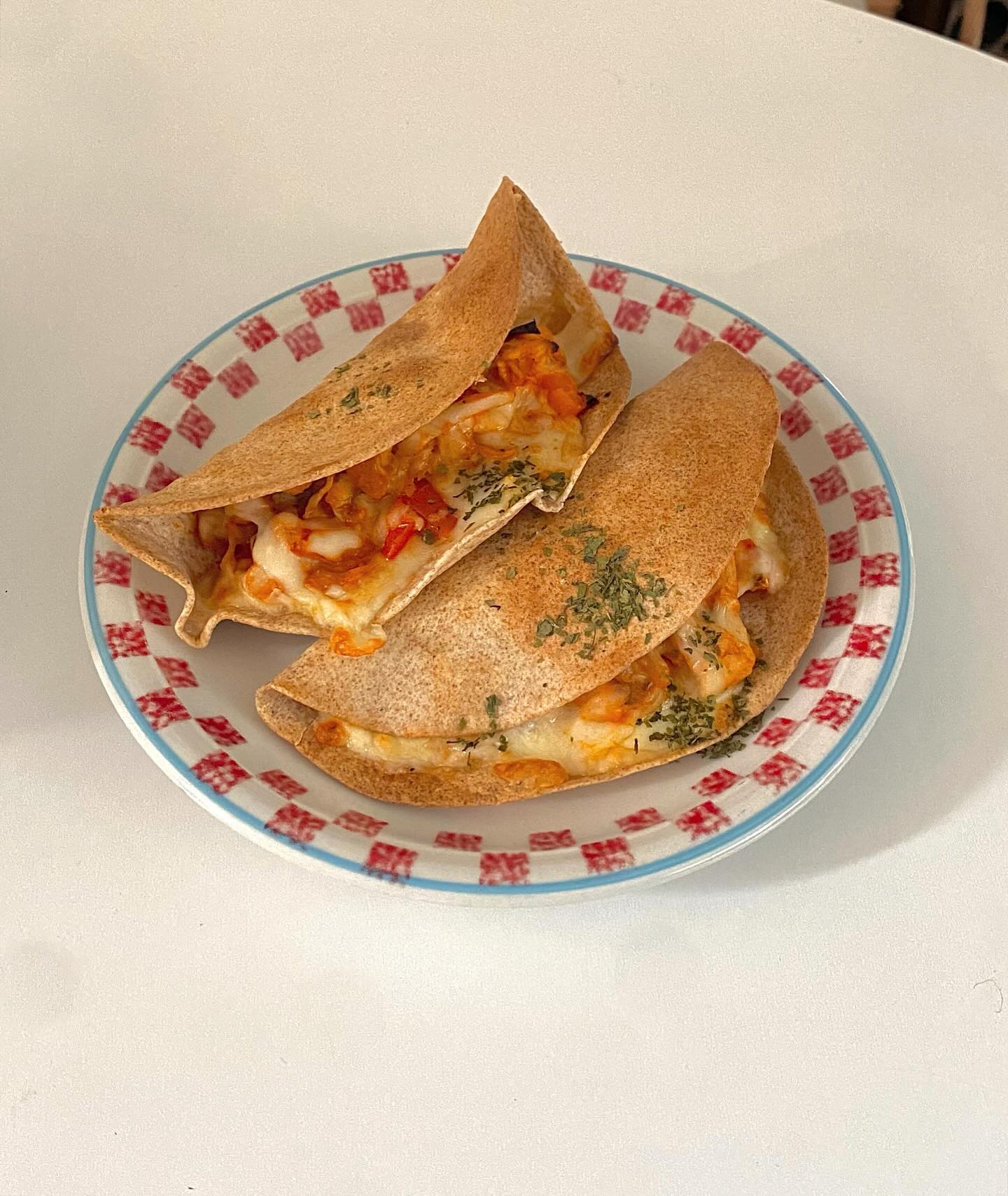 오늘의 메뉴🍽 ---> 칠리 닭찌 통밀또띠아
.
.
👩‍🍳💬 닭가슴살 양배추 토마토 스리라차 케찹넣고 볶아 통밀또띠아에 치즈 넣어주세요 > 에어프라이기 200도 5분 구워주면 진짜 넘 맛도리 또띠아 완성이에요 제발 해드세요‼️
.
.
#먹팔 #먹팔맞팔 #다이어트식단 #다이어트레시피 #다이어트식단공유 #다이어트 #요리계정맞팔 #요리스타그램 #요리레시피 #요리그램 #자취요리 #자취요리레시피 #자취요리그램 #자취요리스타그램 #집밥일기 #집밥 #집밥그램 #집밥요리 #요리맞팔 #먹팔해요 #먹팔환영 #먹팔소통 #먹팔하면맞팔 #훔쿡 #홈카페 #홈스토랑 #홈브런치 #집밥레시피 #집밥메뉴