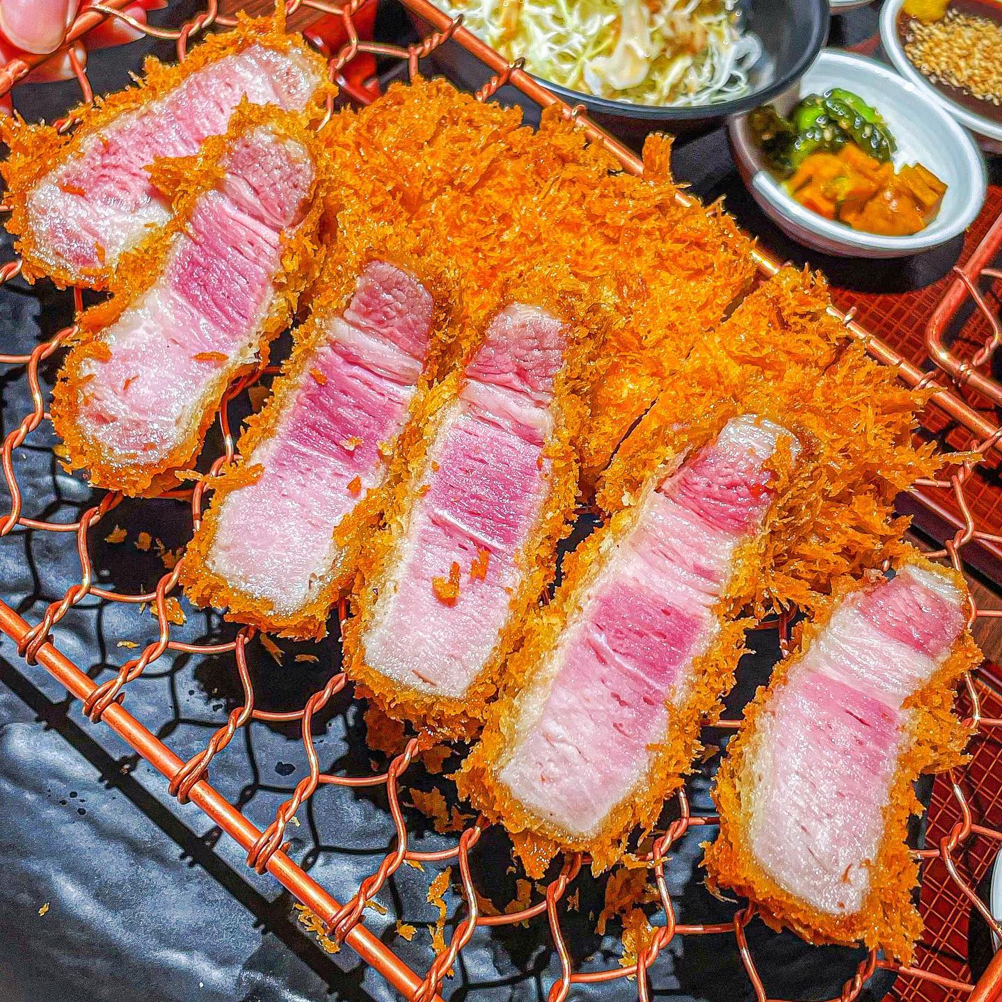 #협찬 🚨#신사역맛집 #정돈 🐷
안심카츠 원조 맛집 정돈 다녀왔어요!!
동글동글 육즙 가득 안심카츠에 트러플
소금 콕 찍어먹으면 그렇게 맛있을 수가
없더라구요,,? 등심카츠도 비계랑 살코기
조화가 진짜 장난 아니어서 완전 취저❤️

[안심+새우카츠]세트로 주문했는데 완전
큼직한 새우가 나와서 좋았어요 !!타이거
새우인줄 알았는데 새우 3마리를 통채로
튀기신거였더라구오…? 식감 대박이에요 ❤️
[치즈카츠]도 사이드로 주문했는데 치즈가득! 

전 매장 직영점이라서 그런지 이런 프리미엄
돈까스 원조브랜드답게 정말 고퀄에 맛있었어요!!!
본점 안가두 존맛카츠 먹을수있어서 너무좋음 👍🏻❤️

#신사역돈까스 #가로수길돈까스 #신사돈까스 #가로수길맛집 #신사맛집 #신사역맛집 #신사역맛집추천 #가로수길맛집추천 #가로수길 #강남돈까스맛집 #서울돈까스맛집 #돈까스맛집 #안심카츠맛집 #등심카츠맛집 #garosugil #garosugilfood #seoulfood