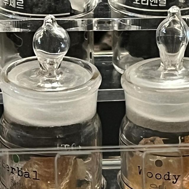 Mercedes 송예슬 on Instagram: "#광고 recording the summer scent 반복되는 일상 속에서 벗어나 조용한 곳에서 둘이 뭔가에 집중해서 같이 취향을 찾아간다는거.. 서로에 대해 알아간다는게