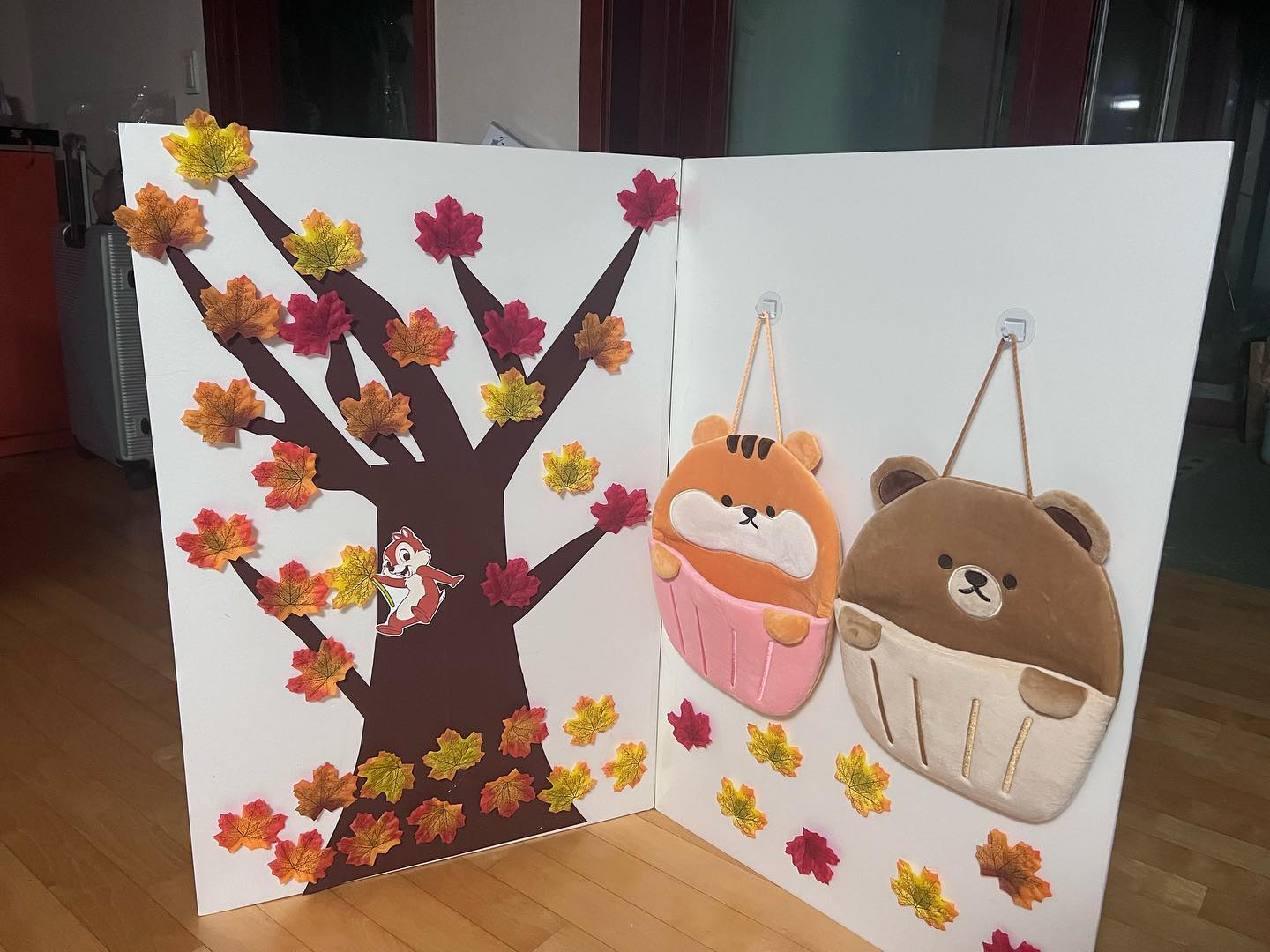 단풍잎을 떼었다 붙였다🍁
재미있게 놀아주길❤️