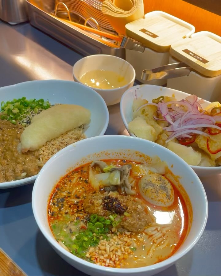 🧂정육면체
미쉐린 가이드 선정 신촌 탄탄면 맛집!

홍탄과 깨부수면, 초유린기를 먹고 왔습니다!! 홍탄 국물이 아주 끝내줘요~ 마라탕과 탄탄면이 합쳐진 깊은 맛이었고 무료로 주시는 밥까지 야무지게 말아먹었어요. 깨부수면은 고소함의 극치였습니다. 땅콩버터같은 극강의 꼬소함을 맛볼 수 있어요. 유린기는 닭순살이 촉촉하게 육즙을 품고 있어서 사이드메뉴로 강력하게 추천드려요!!! 혼밥하기도 너무 좋은 매장입니다. (웨이팅이 있지만 회전율이 빠른 편이에요)

서울 서대문구 연세로5다길 22-8 1층 정육면체

#정육면체 #신촌맛집 #탄탄면 #신촌 #라멘 #탄탄면맛집 #홍탄 #유린기 #미쉐린가이드 #우육면 #깨부수면 #신촌데이트 #홍대맛집 #아시아음식 #맛집 #맛집추천 #먹스타맞팔 #먹스타그램 #먹방 #먹방스타그램 #데이트 #맛집스타그램 #서대문구맛집