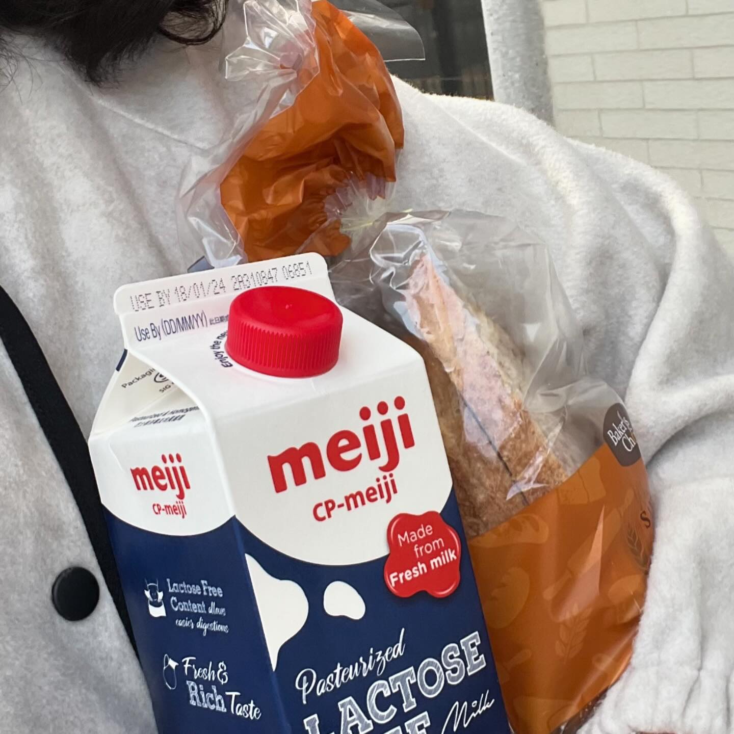 홍콩에서의 먹기록.
1. 한국에서 제일 좋아하던 커스텀커피 우유맛이 나서 홍콩와서 제일 많이 마신 메이지 락토프리 우유.
2. 식재료값이 싸다보니 야채 소진을 위해 김밥 달인이 되어가는 중 
3. 홍콩사람 다됐다 싶은(?) 아침 식사
4. 홍콩 온지 6개월 지나서야 먹은 제니쿠키. 홍콩엔 이보다 맛있는 게 수 백가지나 된다.
5. 사진 속 맛있는 스콘집을 알려 주신 권사님이 주신 그릇이 귀여워서..🥣
6. 타이청도 좋지만 나는 베이크하우스가 더 좋아..🥧
7. 귀여워서 산 페파피그 시리얼 맛 없어서 내가 다 무금..
8. 무슨 빙수를 30분 기다려서 먹냐 해놓고 나오자마자 인정한 에프터 유 밀크티 빙수 🍨
9. 집으로 배달된 명절 떡과 함께 보낸 홍콩에서의 첫 설🤍
#홍콩살이 #홍콩음식 #홍콩 #hk
