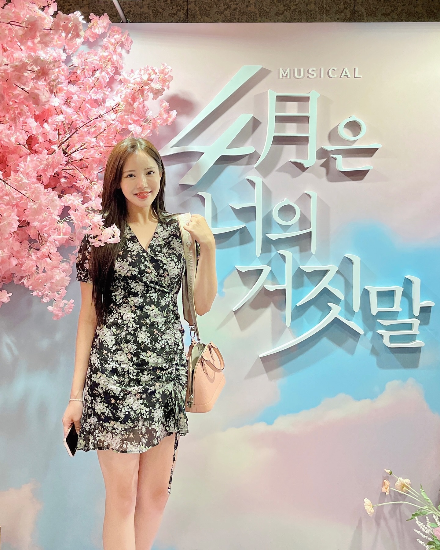 문화생활 가득 💕 #4월은너의거짓말 🫶🏻🌸
워낙 일본에서도 흥행한 작품이라
한국에 나온다고해서 너무 궁금했었거든요
작곡가 연출가 보면 왜 대박인지 다알거에요🥳
저는 #정지소 캐스팅으로 다녀왔는데 인형같고 넘 귀엽쟈나🌷
⠀
하나하나 넘버도 너무 좋고 무대도 예뻐 신나 슬퍼 에너지 넘쳐!
요즘 꿉꿉하고 비도 추적추적와서 #실내데이트 추천🫧
⠀
몽글몽글 사랑이야기 가득 느끼고 온 기분
여운이 오래 남아서 다시 한번 더 보고싶더라구요,,💕
다들 보고와서 우리 같이 얘기나눠요오🤍✨
(사진 금지라 내 사진만 가득인게 함정😂)
⠀
⠀
⠀
⠀
#뮤지컬 #뮤지컬추천 #문화생활그램 #데이트그램💕 #실내데이트추천 #장마데이트 #실내데이트 #뮤지컬스타그램 #원피스코디추천 #붙임머리후기 #붙임머리잘하는곳 #붙임머리 #패션스타그램일상 #예술의전당