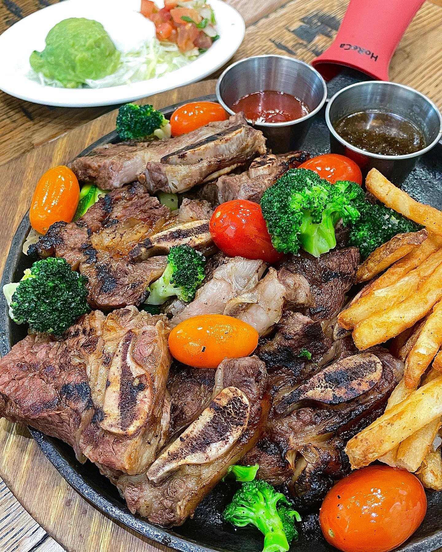 멕시칸 음식 맛집 여의도 IFC몰 '온더보더'🌮🇲🇽🏄

멕시코 음식이 이렇게 맛있는 거였다니..
먹는 내내 맛있다를 외쳤던 온더보더😮💗

시즌 메뉴인 텍스멕스 숏립 화이타, 치폴레 로제 콜드 파스타 모두
정말 너무너무 맛있게 먹었다👍🏻

특히 텍스멕스 숏립 화이타..(이름도 길다)
고기가 엄청 부드럽고 한국인에게 친숙한 간장 양념맛..?!
짜지 않고 간이 잘 되어 너무 맛있었다🥩✨
적당히 잘 구워진 가니쉬도 너무 맛있었고 정말 최고..
또띠아도 함께 나와서 야무지게 싸먹어도 너무 맛남

파스타는 처음 먹어보는 맛이어서 띠용했던!
로제 파스타가 이런 맛이 날 수도 있구나,,
근데 이것도 정말 매콤하니 너무 맛있었다🥹

마가리타도 예상보다 너무 상큼하고 달달해서
너무 맛있게 먹었다🍹♥️

모-든 메뉴가 정말 너무 맛있었던 온더보더🏄
더현대 바로 옆이라 더현대 찍고 가기에도 딱 좋은 곳!!
웨이팅이 이해가는 멕시칸 맛집💗 또 가야지

🥩텍스멕스 숏립 화이타 89,900
🍝치폴레 로제 콜드 파스타 32,900
🥗하우스 샐러드 10,500
🍹푸룻 마가리타 스트로베리, 피치 각 15,500
🍨아이스크림 9,500

✔️여의도동 23
✔️매일 11:00-22:00(L.O 21:00)