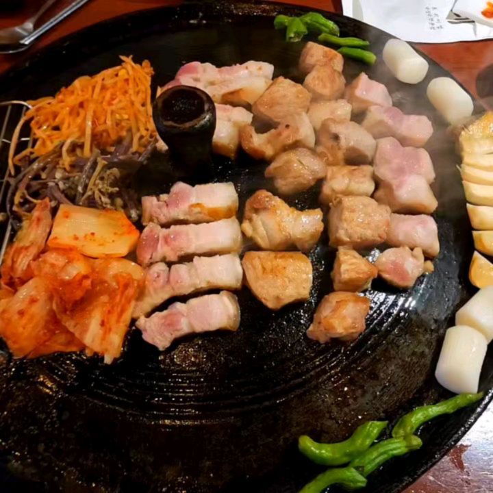 📌 청주 솥뚜껑 고기맛집 <만재네 청주율량점>

📍336 숙성 특목살
📍336 숙송 삼겹살
📍간장껍데기
📍들기름 막국수

💡336시간동안 숙성시킨 만재네 시그니처 특목살과 삼겹살
💡만재네 특제소스로 만든 간장껍데기

두툼한 고기여서 더 맛있고 분명 돼지고기인데 소고기처럼 느껴지는 부드러움😋
직원분께서 다 구워주시니까 맛있게 먹기만 하세요!👏

🔍영업정보
✔️월 ~ 금
11:30 ~ 01:00
✔️토 ~ 일
12:00 ~ 01:00
✔️라스트 오더 00:30
🚩충북 청주시 청원구 율량로202번길 40 1층