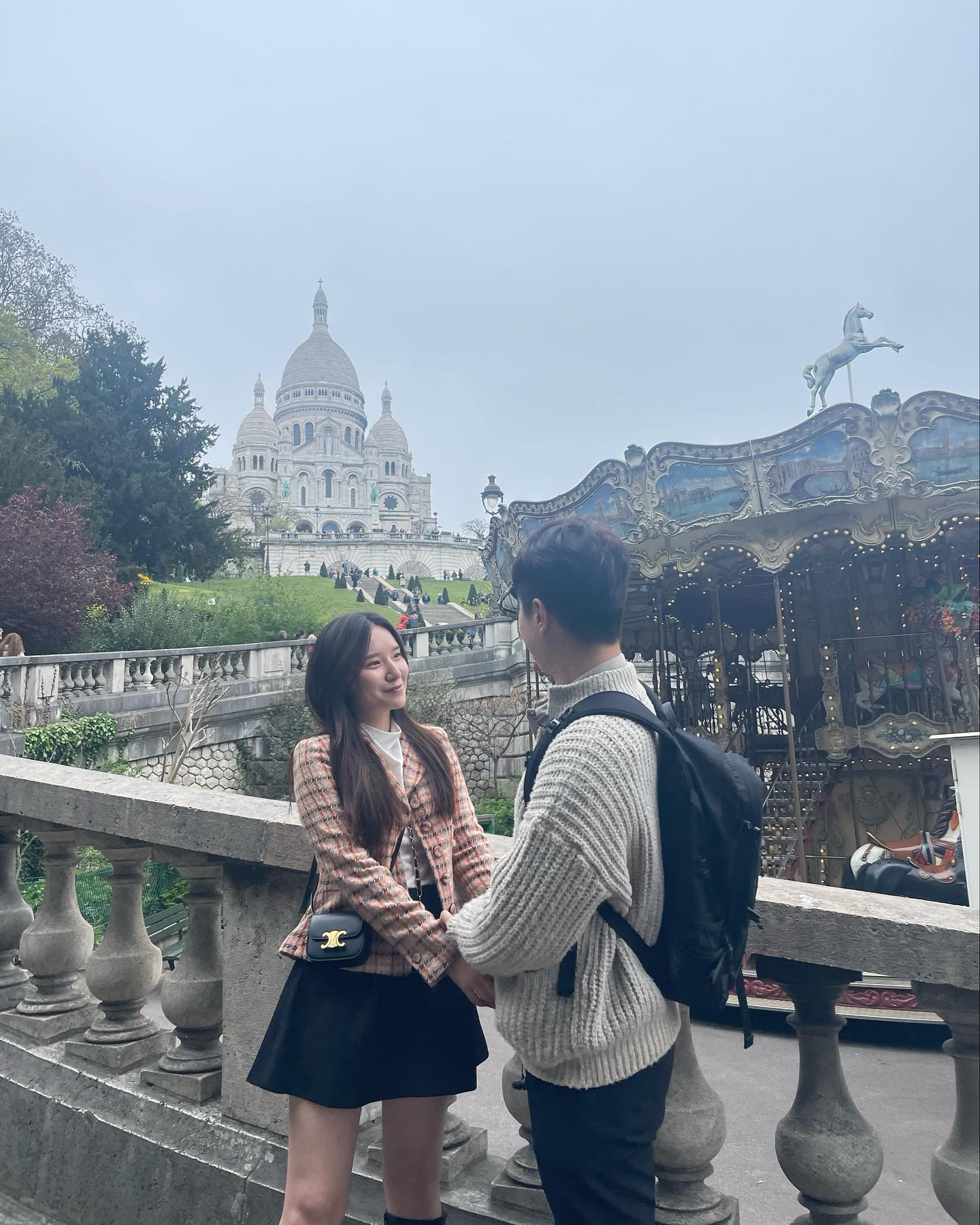 파리2일차.
다시 찾은 파리🇫🇷
여전히 아름답고 로맨틱한 도시구낭
아침부터 야무지게 돌아다닌날 기록.
마지막 사진은 엄빠랑 봤었던 5년전 에펠탑 모습🖤
같은 곳에서 이번엔 오빠랑👩🏻‍❤️‍👨🏻

ps. 예전엔 계단으로 올라갔었는데 푸니쿨라 라는거.. 원래 있었니 몽마르뜨얍.. 나비고 짱짱걸✨

🤍결혼 1주년 기념 런던&파리 여행🤍
23.04.11~04.20

#파리 #파리여행 #파리여행🇫🇷 #몽마르뜨언덕 #샹제리제 #샹제리제거리 #개선문 #보주광장 #사랑해벽 #마레지구 #에펠탑