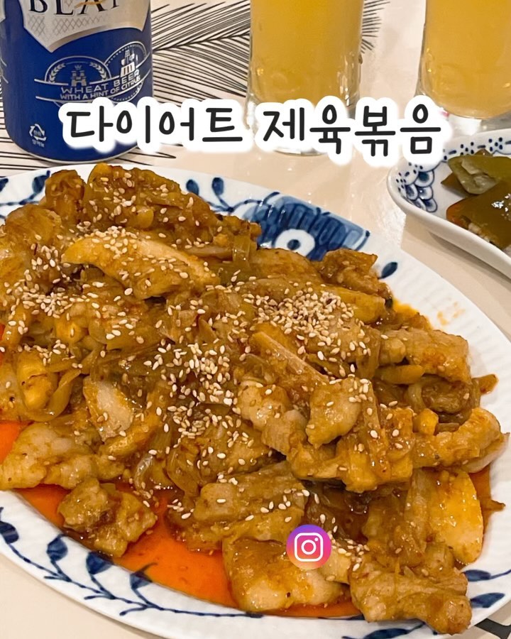 #제육볶음 #다이어트제육볶음 #더덕제육볶음 
우리모두의 쏘울푸드 제율볶음 맞죠??🩵
.
.
.
안저아하는 사람 없다는 제육💯
두가지로 요리해서 먹어봤어요
.
고추장 없이 저당으로 즐기는 다이어트제육
고추장의 단맛은 줄어들엇지만 그래도 맛잇댜👏🏻👏🏻
.
.
몸에좋은 더덕 넣은 제육볶음💯
더덕 향으로 먹기만해도 힘이 불끜👊🏻👊🏻👊🏻
.
.
답방갈게요😎
.
.
#맛쟁이_집밥 #제육볶음레시피 #제육볶음맛집 #다이어트요리 #다이어트레시피 #더덕삼겹살 #더덕불고기 #더덕요리 #돼지불고기 #제육볶음만들기 #집밥레시피 #집밥브이로그 #집밥메뉴#신혼집밥 #신혼밥상 #신혼부부밥상 #오늘뭐먹지