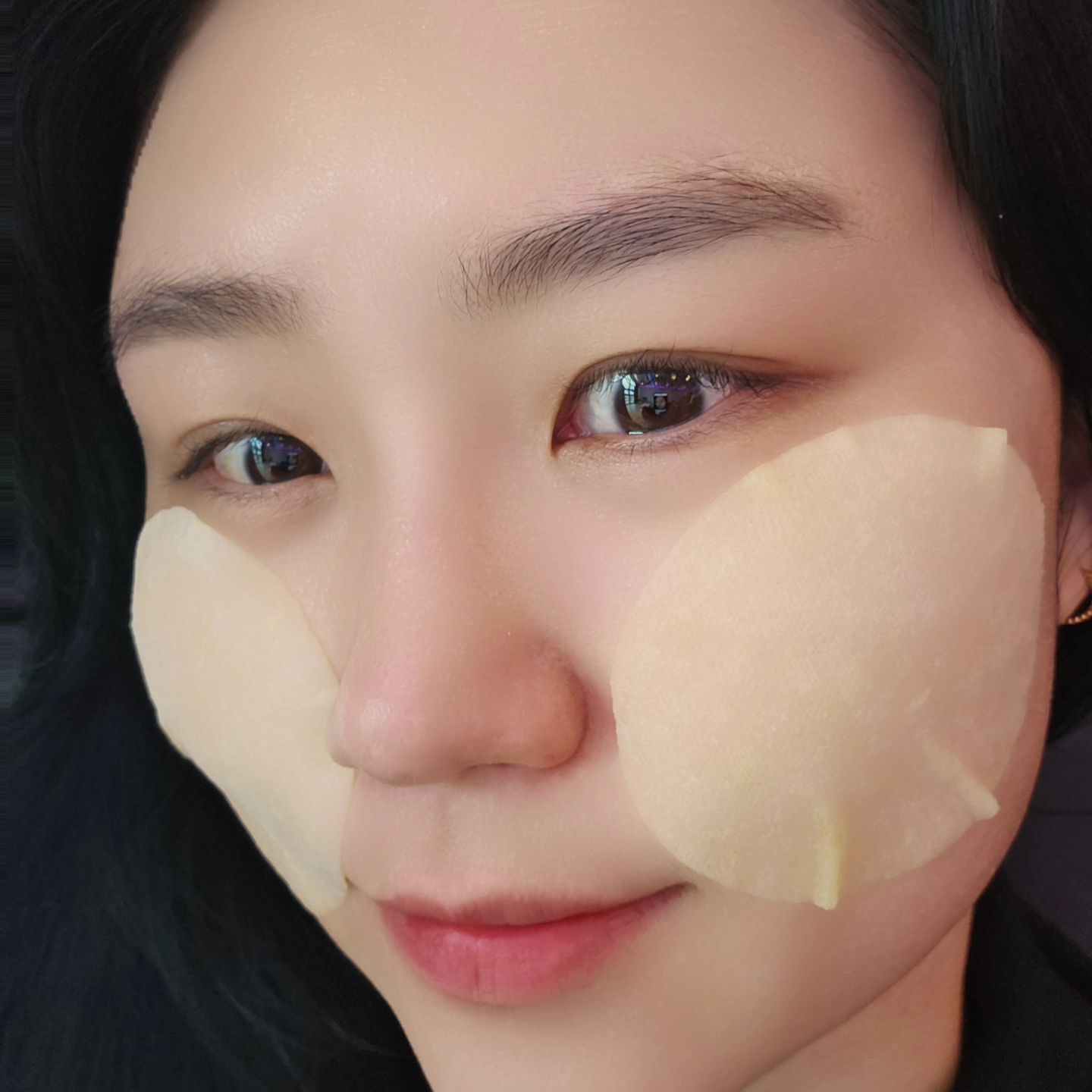 #광고 지만 진짜 요즘 매일 쓰는중..🩷

양쪽면을 다르게 사용할 수 있어서
좋은 #비타C토너패드
닦토 역할도 팩역할도 톡톡히 해주니 
씻을맛 나요ㅋㅋㅋㅋ

몇일에 걸쳐 양쪽볼이랑 이마에 팩하듯
저녁마다 했더니
자연스러운 광+ 
피부톤이 밝아지는게 확확 느껴져서
완전 반했다용

😍

#15그램 #15그램뷰티 #15그래머 #이니스프리 #비타C잡티토닝패드 #비타C폭탄패드 #토너패드 #토너패드추천 #스킨팩 #잡티패드 #피부환해지는법
innisfreeofficial