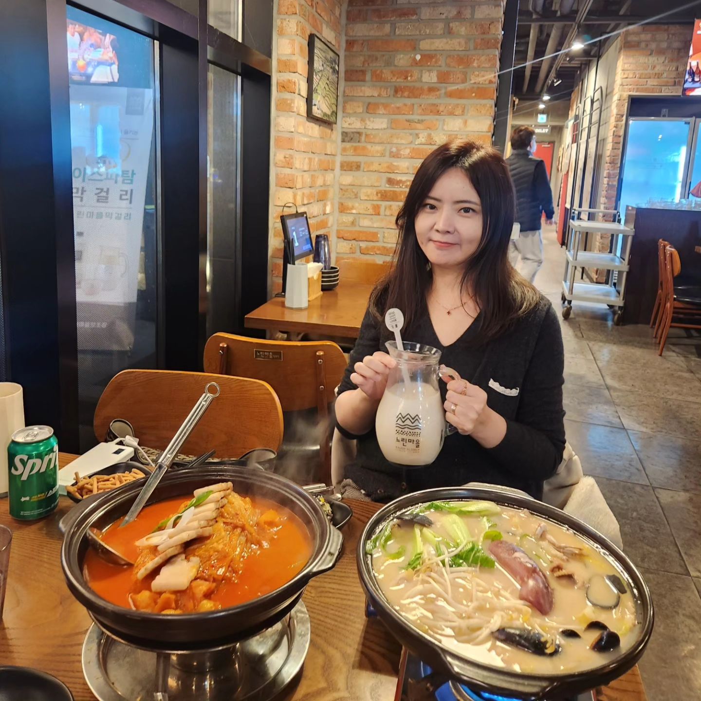 .
교대역 정말 오랜만이다. 20대 첫 오피스텔을 얻었던 동네라 고향 온 느낌! 매장에서 직접 빚고 발효한 수제 막걸리를 맛보러 느린 마을 양조장에 다녀왔다. 돼지고기가 듬뿍 들어 있던 김치찜과 해물 백짬뽕탕💕 느린 마을 막걸리 1리터 원샷 할 기세😅
.
#느린마을양조장교대점 #교대역술집
#교대역맛집 #교대역막걸리