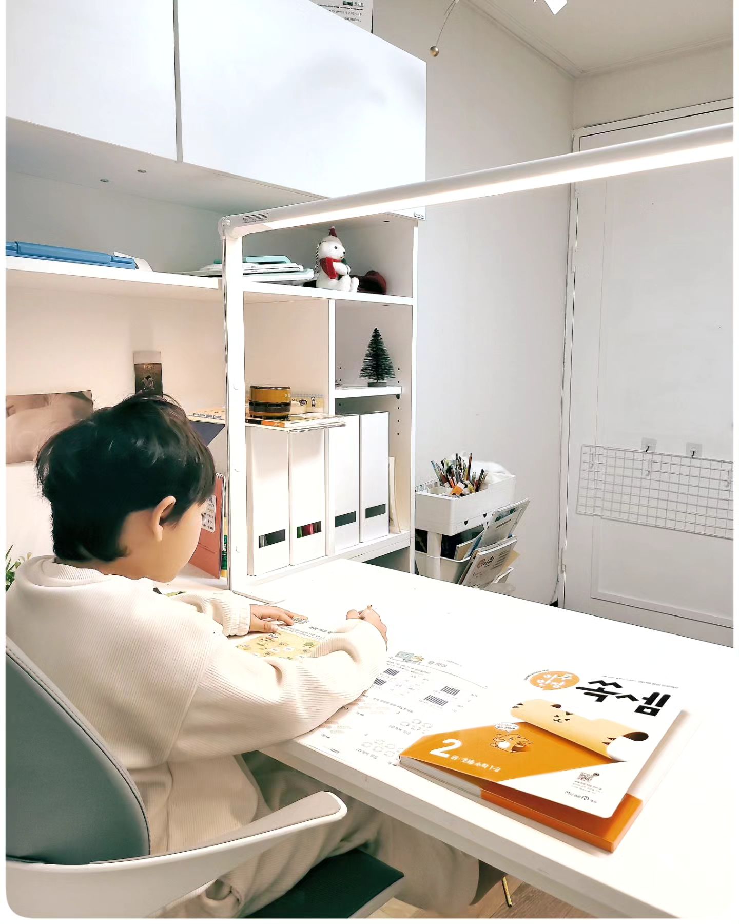 #협찬 매일 한장씩🥰

_
요즘 아론에게 홈스쿨하면서
하루한장쏙셈을 시키고있어요~~^^

초등학교를 가야하다보니
좀더 기초를 탄탄하게 해주고 싶더라구요
아이가 부담이 없을정도의 양이다보니
매일매일 학습하기 좋은거 같아요♡

하루한장앱이 있어서 아이 학습관리하기도 좋고
많은양을 할필요 없다보니 다하고나면 끝냈다는게
정말 아이에게 자존감을 올려주기도 하더라구요

연산도 쉽고 재밌게 할수있다는
자신감이 붙어서 요즘 아론이 재밌게 공부해요
덕분에 공부해라~ 잔소리도 줄었답니다♡

_
🍰 재밌게 공부하기 너무좋아요
🍰 하루에 한장씩♡

.

.

.

#하루한장 #하루한장쏙셈 #미래엔 #초등수학 #초등연산 #자기주도학습 #초등수학교재 #초등연산교재