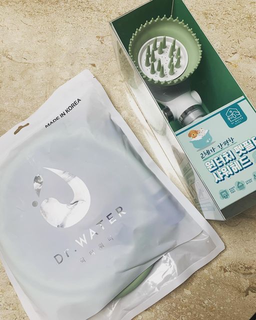 팔라니 on Instagram: "❤️ 오늘은 울 애긔들 샤워타임~~ 여자인 내가 혼자설치했을만큼 공구 없이도 너무 쉬운 설치방법! 애기들도 너무너무 얌전히 샤워 잘해줬다! 엄마가 이거 그럼 할때마