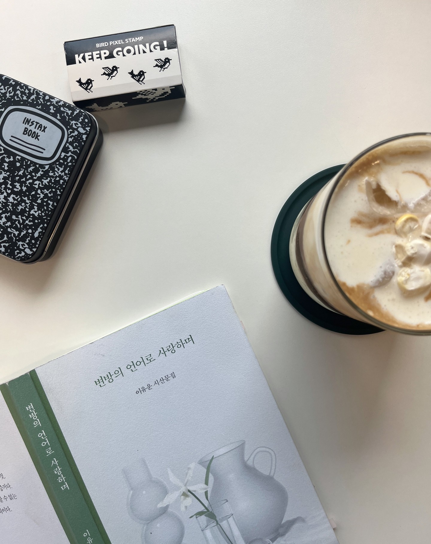 🗯 형체 없는 빛의 자국은 내 흉터를 닮았고 그런 것들도 아름다울 수 있다.

🗯 흉터의 모양을 알고 있는 게, 다시는 그 흉터를 가지지 않을 것이란 말과는 다르다.

_
워낙 시인들의 산문을 좋아하지만 역시나 또 취향저격 당해서 8월에 오랫동안 읽은 책. 변방의 언어로 사랑하며 _ 이유운 시인

책을 읽다 시를 읽듯 멈춰서 음미하고 멍하니 생각에 잠겼다가 필사를 하며 더위를 보냈다. 책을 읽고 필사하는 순간이 좋다. 좋아하는 것들을 걱정 없이 여유롭게 즐기는 삶을 살고 싶다. 

흉터가 있어도 아름다울 수 있다면. 흉터가 있다고 새 흉터가 나지 않는다는 보장이 아니라 해도. 흉터 자체가 아름다운 것으로 치환될 수 있다는 생각. 꽃을 꽂아둔 다 쓴 유리병을 보며 그냥 지나치지 않고 이런 생각을 하고 말로 그려내는 사람. 이 세상에 시인들이 있어서 얼마나 좋은지 모른다. 

언젠가는 걱정없이, 흉터같은 것들을 생각하지 않고 그저 책을 읽고 필사하는 날들에 취하고 싶다.

#이유운 #시산문집 #독서 #책 #산문집 #여름책 #변방의언어로사랑하며 #단상 #필사 #일기