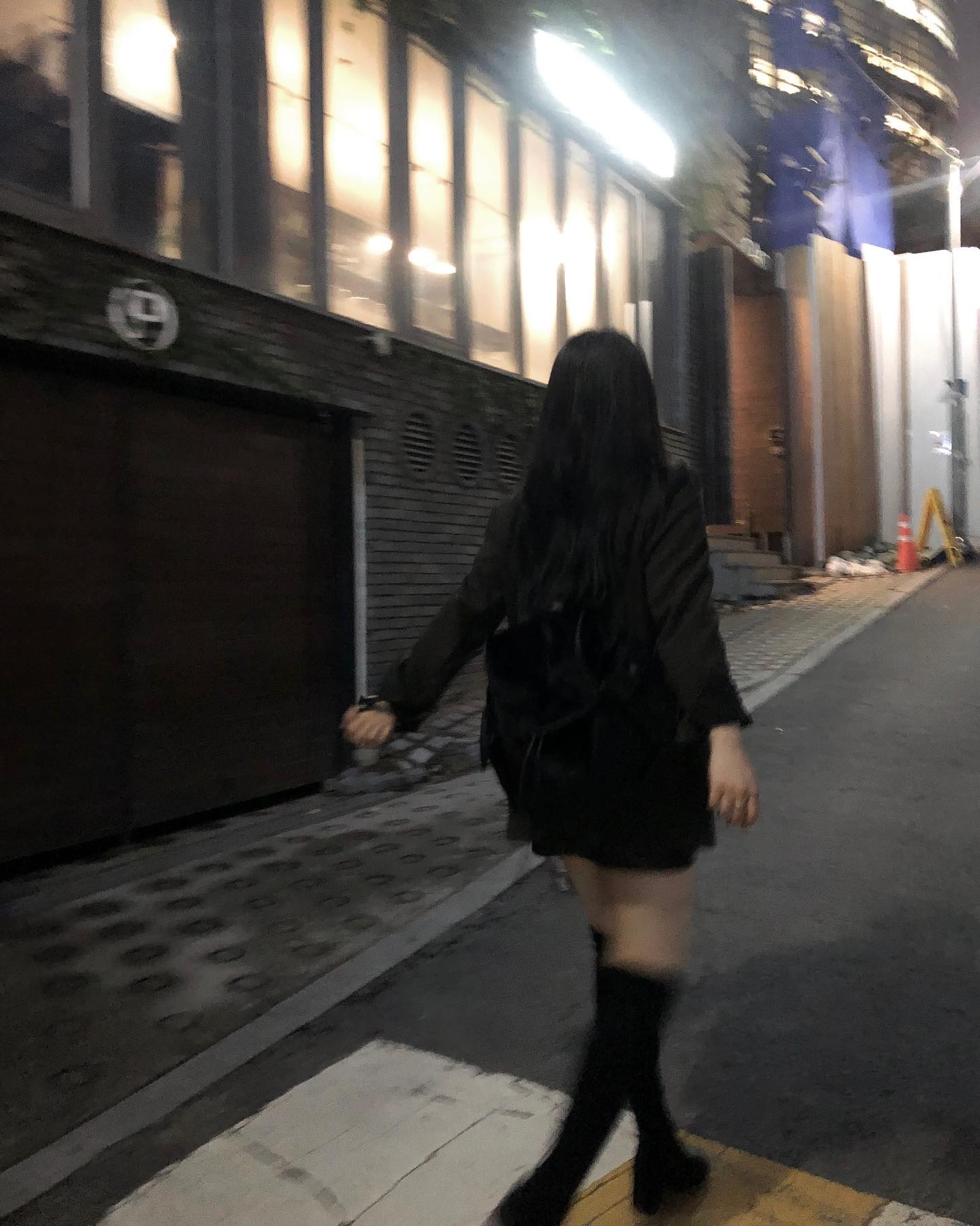 옆으로 넘겨보세요