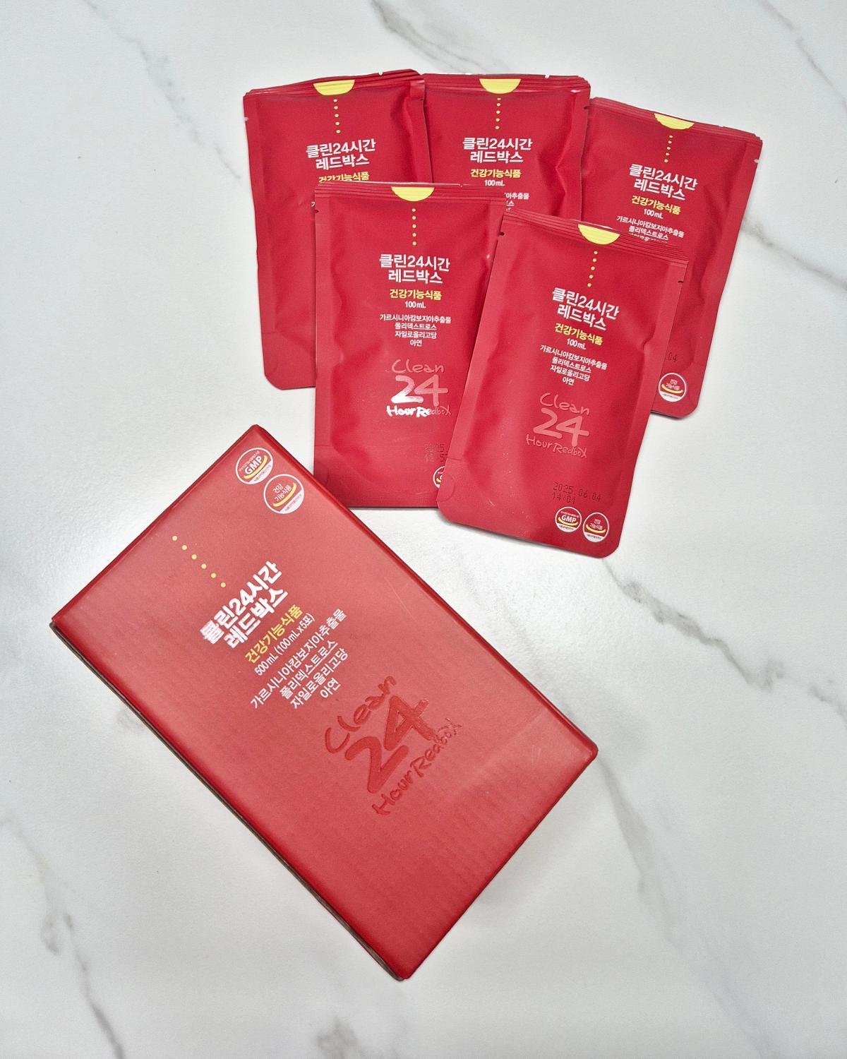 클린 24시간 레드박스
용량: 1BOX (100ml*5p)

클린24 레드박스 자몽 맛🍊🍊
여름이니깐~휴가준비중!!!

곧 여행가야하니깐~준비해야죠!! 내몸을 위해 아무거나 먹을 순 없자나요!!
찾아보니 정말 후기가 어마무시!!
거기다 맛있어요! 스*벅스 자몽허니블랙티 맛이나요😀

가르시니아는  탄수화물의 지방 합성을 억제 ,체지방 감소에 도움을 줄 수 있는 기능성 원료에
식이섬유가 1포(100ml)에 6500mg 함유 면역 기능에 필요한 아연 포함된 4중 기능성 건강기능식품😊😉
자일로올리고당- 개별 인정형 기능성 원료로 배변활동 원활에 도움 장내 유익균 증식 및 유해균 억제에 도움 
폴리덱스트로스- 배변활동에 도움을 줄 수 있는 기능성 원료 함유!

1일 1회, 1회 500ml 물 or 탄산수에 희석해서 마시고 있어요
요즘 변비로 고생중이였는데~ 클린24  레드 마시고 쾌변중이에요!!

여름 다이어트 클린24시간 레드박스로 함께 성공해봐요!!

#클린24시간레드박스#다이어트음료#체지방분해#자몽다이어트#클린24시간서포터즈 #다이어트 #다이어터