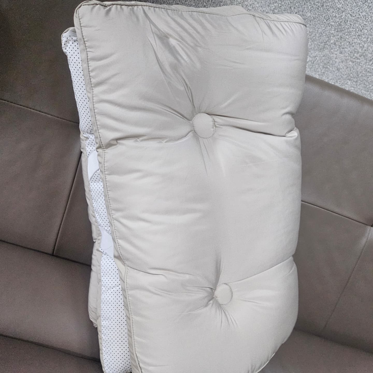 집안 분위기를 바꿀 겸 쇼파패드를 구매했어요!
푹신한 쇼파패드를 찾다가 마이크로화이바 솜 충전재라고 해서 혹해서 선택했는데 두툼하고 푹신해서 너무 좋아요😀 
색상도 예쁘게 잘 나왔고 고정끈이 있어서 고정도 잘 되고 제 마음에 쏙 들있어요👍 
쇼파패드 뒷면이 미끄럼방지 원단이라 미끄러짐 없이 사용 가능해요
고밀도 알러지케어 원단으로 털 박힘 걱정 없이 사용할 수 있고, 먼지도 되게 잘 털렸어요
강아지나 고양이 키우시는 분들이라면 이 소파 패드 추천해여🐱🐶 

🤎일단 빠른 배송 필요하신 분! 소파패드 급하게 사셔야 하는 분들 완전 추천!
구매하자마자 다음 날 배송 받을 수 있어요 

🤎고양이 키우시는 분들! 스크래치가 안 나는 원단이라 올 풀릴 일도 없고 소파 보호까지 해줘서 고양이 키우는 분들에게 아주 딱이에요 

🤎방수! 소파에서 음료나 커피 자주 먹잖아요 마시다가 잘못해서 쏟을 때도 많은데 방수가 되서 물티슈로 싸악 닦아주면 자국도 안 남아요 

🤎밀림없는 소파패드! 제가 소파에서 움직임도 많고 누웠다가 앉았다가 이러면서 소파패드가 자주 밀리는데 이 제품은 밀리지 않고 고정이 잘 되어 있어서 움직이기 좋아요! 

너무 마음에 들어서 아토앤알로 쉐이프 진드기방지 토퍼소파패드 완전 적극추천! 

#아토앤알로 #쇼파패드 #토퍼쇼파패드 #진드기방지쇼파패드 #진드기방지토퍼소파패드 #진드기방지패드 #아토앤알로진드기방지 #안토앤알로토퍼소패드 #소파패드추천 #진드기방지소파패드추천 #푹식한소파패드 #고양이소파패드 #방수소파패드 #고양이소파패드추천 #방수소파패드추천 #아토피소파패드 #아토피소파패드추천 #소파패드추천 #토퍼소파패드