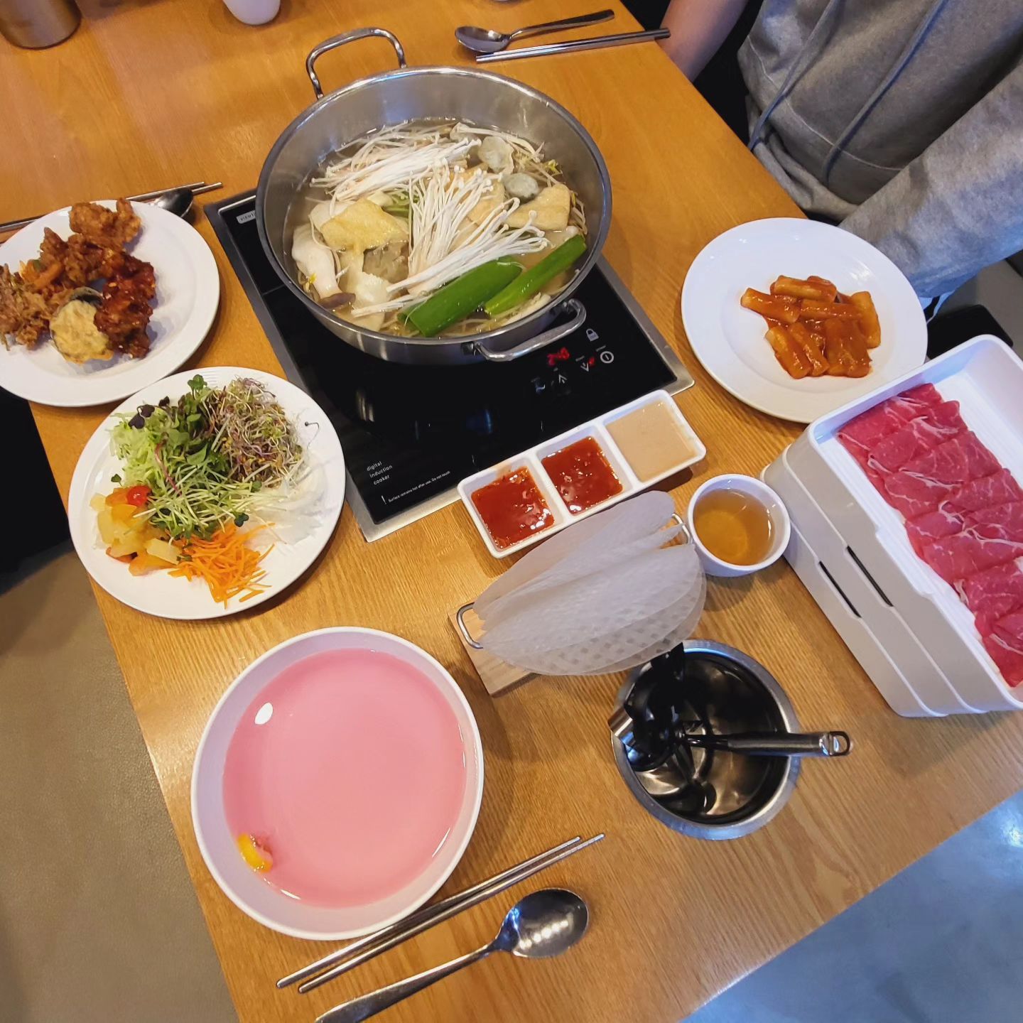 #협찬

별 다섯개⭐️⭐️⭐️⭐️⭐️
가족 모임도 연말 모임으로도 너무 괜찮은 곳!
인천 논현동 샤브 플란트

넓고 쾌적한 매장에서 
신선한 야채와 소고기를 무한 리필로
요미 좋아하는 아니 사랑하는 
월남쌈도 먹규 
추운 겨울 찰떡인 샤브샤브먹구
마지막은 칼국수로 마무리😋
칼국수랑 먹는 겉절이까지 맛있네

직원분들도 다 친절하세요

요기는 내돈산으로 조만간 또 방문예정👍

인천 샤브샤브 맛집 강력추천

인천 남동구 논고개로 61 (논현동, 라피에스타) 5층

shabuplant

#인천맛집 #샤브샤브맛집 #인천가볼만한곳