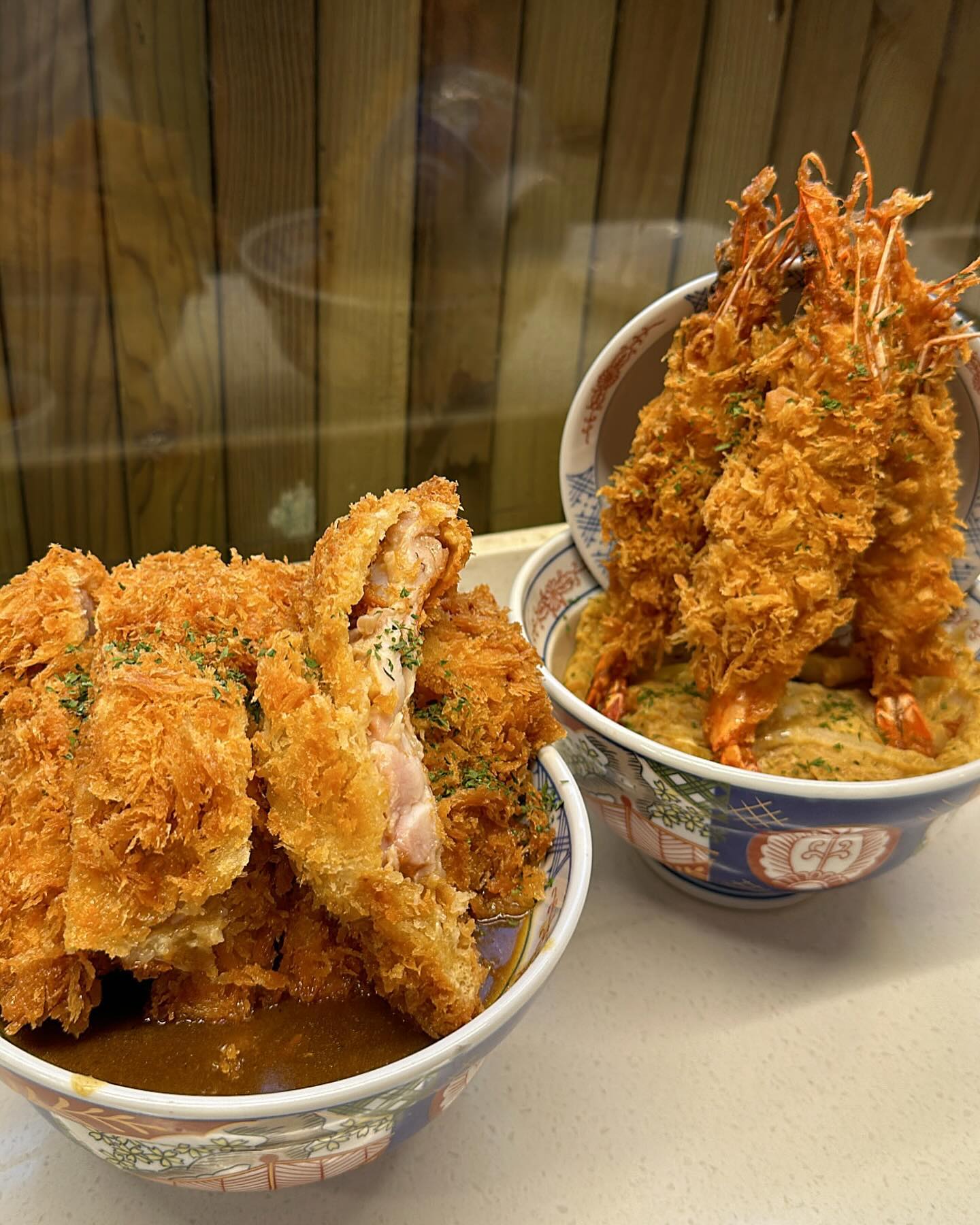 #협찬 
반월당역 근처 덮밥 맛집 #돈돈 🍛

아기자기한 공간에 
창가석이 따로 있어서 혼밥도 쌉가능한 곳!

덮밥 전문점이라 대부분 덮밥 종류의 메뉴가 있고
돈까스, 새우튀김 등 토핑 추가도 가능해유〰️
곱배기로 변경도 가능🙆🏻‍♀️

깍두기, 단무지, 미소된장국이 기본으로 나오고
음식도 엄청 빨리 나오는 편👍

나오자마자 양이 너무 많아서 입이 떡벌어졌는데
비주얼도 미텼고 튀김도 바삭하니 맛있어 보였던,,
먹다가 밥 양이 부족하면 무료로 더 주신다고 하던데
워낙 양이 많아 추가는 절대 필요없을 듯!

튀김이 엄청 바삭한데 안은 부드러워서  좋았고
밥도 양념 간이 딱 맞는게 튀김이랑 섞어 먹으니 꿀맛탱✨
카레도 일본식이라 그런지 담백하니 완전 내스타일ㅜㅜ

항정살, 삼겹살 덮밥도 맛있다던데 
반월당 갈 일 있으면 무조건 생각날 것 같은 맛🫶🏻

가성비 좋은 맛있는 덮밥이 생각날 땐 
덮밥 전문점 돈돈으로〰️

📍 대구시 중구 달구벌대로 2128
⏰ 11:30 - 21:00 (L.O 15:00, 20:30 
B.T 15:30 - 17:00)
🚗 주차 불가

#대구맛집추천 #대구맛집 #대구데이트 #대구덮밥 #대구중구맛집 #대구중구덮밥 #봉산동덮밥 #봉산동맛집 #봉산동데이트 #봉산맛집 #봉산덮밥 #봉산동맛집추천 #반월당역맛집 #반월당역덮밥