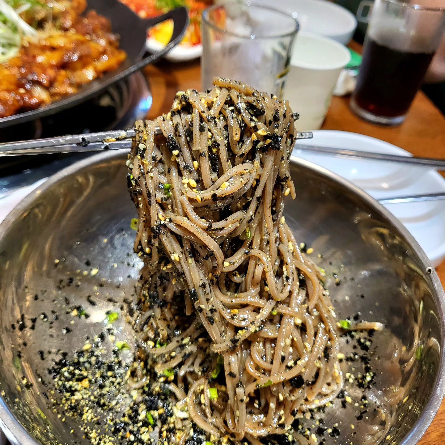 여기 진짜 맛집이에요!!!

들기름 막국수가 미춋더라고요!! 향이 엄청 진하면서 진짜 입에서 살살 녹녹.... 계란말이까지 예술....
두루치기 양념이 완전 밥도둑....
고기도 야들야들해서 맛있고 양파에 양념이 정말 달달해요!!! 김치랑 고기랑 밥이랑 같이 먹으면 엄청 맛있더라고요!!🫶 
웨이팅이 있을 수도 있으니 참고하세요⚠️

🥩 김촌 서울대입구 김촌점 
🥩 서울 관악구 관악로14길 6 1층
.
.
.
.
.
#먹스타그램#푸드스타그램#관악구맛집#서울대입구맛집#김촌#들기름막국수맛집#두루치기맛집#김치맛집#고기맛집#서울대입구맛집추천#관악구맛집추천#웨이팅맛집#좋아요#follow#먹팔#먹팔해요