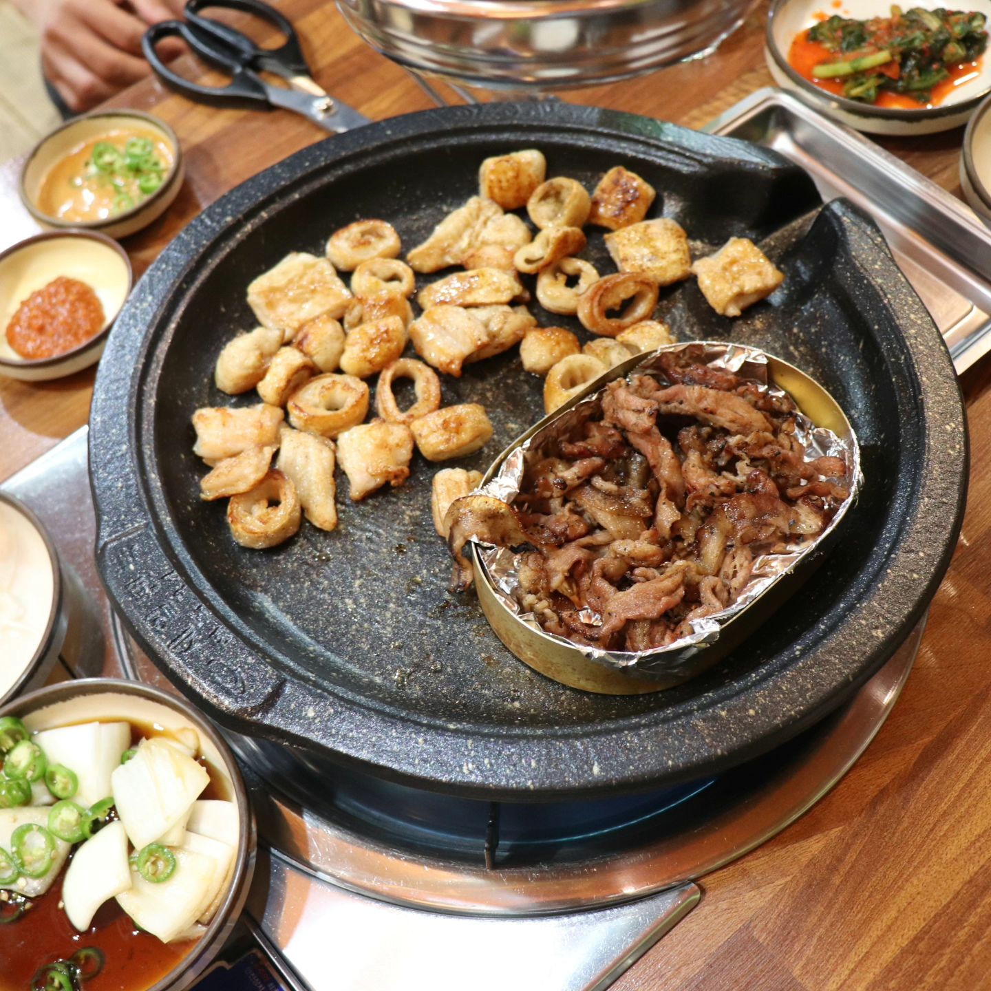 #협찬 가격이 착한 두정동 고기집 중에서도 맛과 서비스가 좋은 장대포 돼지껍데기 두정점 다녀와봤어요😍
가격이 착하다고 소문난 두정동 고기집 장대포 돼지껍데기 메뉴를 보고 난 후에 사실 더 많이 깜짝 놀랐어요😊
요즘은 된장찌개도 비싼데.. 천원이라는 것에 깜짝 놀랐어요😱
다른 메뉴들도 물론 저렴하니 합리적이더라고요😊
저희는 연탄 불고기, 막창, 소주 요렇게 주문했는데 탁월한 선택이었답니다😚
여기서 먹은 연탄불고기는 연탄향이 입혀진 불고기로 잡내 없이 야들야들하고 부드러워서 금방금방 넘어가더라고요☺️
막창은 오랜만에 맛보았는데 고소하고 쫄깃쫄깃 하더라고요🥰
열무김치도 맛있어서 다음엔 열무국수도 한그릇 하고 싶더라고요😉
전체적으로 음식이 맛있었던 곳이라 추천해드리고 싶네요😍
.
.
.
#천안맛집 #아산맛집 #두정동맛집 #두정동술집 #두정동데이트 #천안데이트 #천안맘 #아산맘 #두정맘 #불당맘 #천안핫플 #두정핫플 #아산핫플 #두정동장대포 #장대포연탄불고기두정점