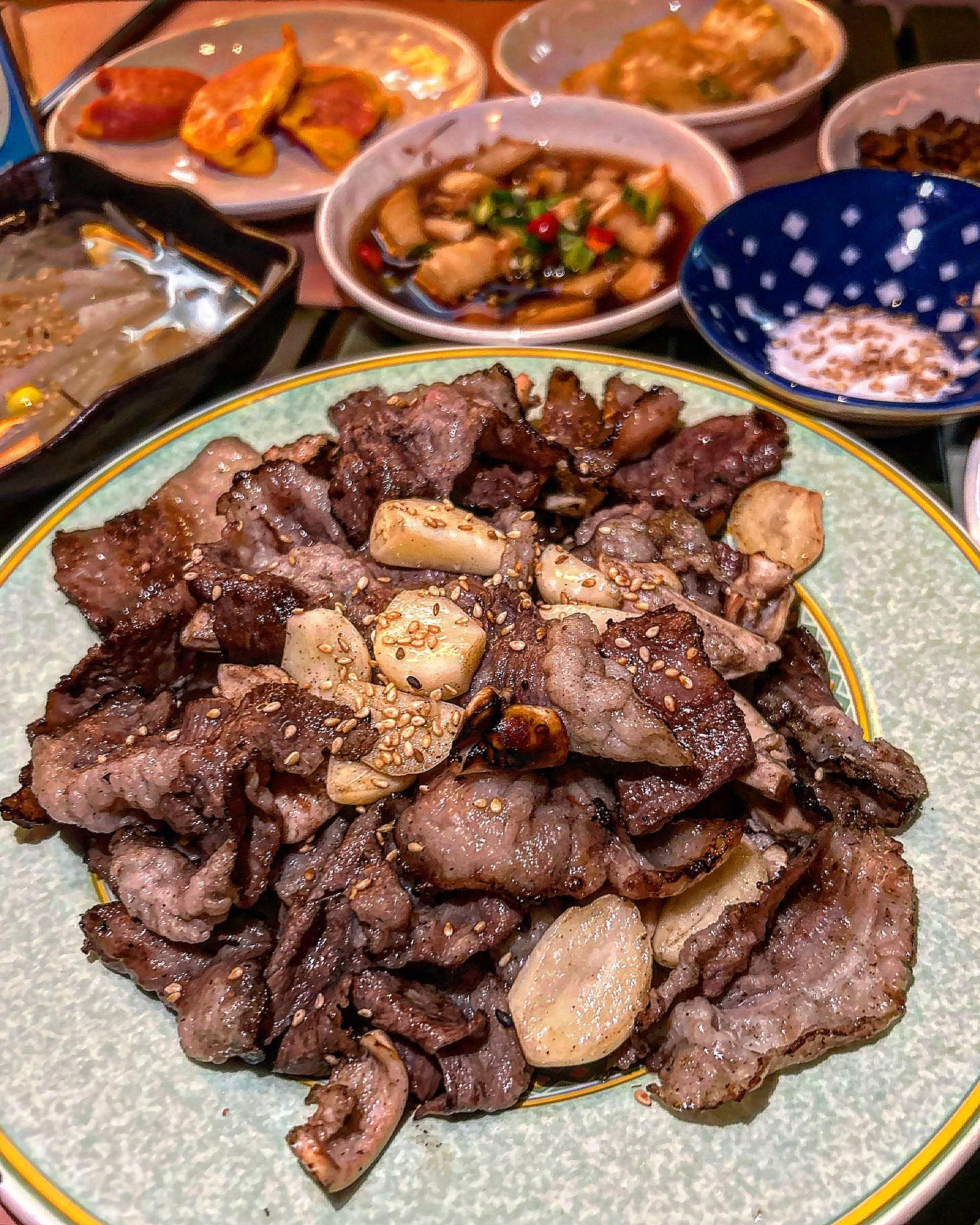 들안길 오드레기가 맛있는 뭉티기맛집 ’황금정원‘
⠀
대구 사람이라 오드레기는 전국민 소주 안주인줄 알고 살았는데요? 
오드레기가 대구에서만 먹을 수 있다는데 맞나요..? 식감은 꼬들꼬들하고 
자체의 기름이 고소한게 소주 안주로 아주 그만입니다 특히 ‘황금정원’ 수제 양파 장아찌랑 먹으면 단짠+고소 조합으로 느끼해도 계속 먹을 수 있는 맛 안주 맛없으면 술 못 먹는 제가 갈때마다 기본 두 병 이상은 먹으니 말 다했쥬 생고기도 신선하고 기본안주가 매번 바뀌는데 또 맛있어서 뭉티기, 오드레기에 소주 뿌수고 싶은날 방문하는 집입니다 추우천!.!

⠀
#생고기맛집 #대구생고기맛집 #뭉티기맛집 #대구뭉티기맛집 #육회 #뭉티기 #대구수성구맛집 #들안길맛집 #들안길맛집추천 #들안길술집 #오드레기 #오드레기맛집 #대구술집추천