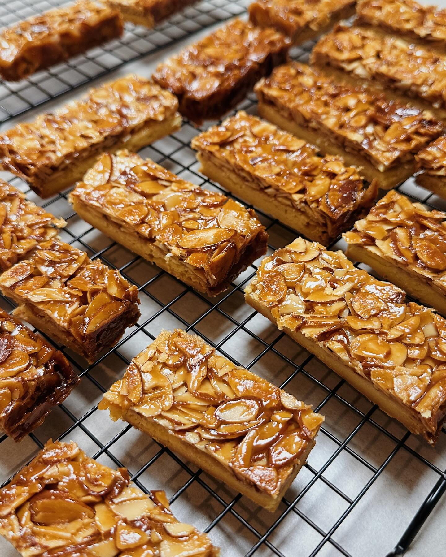원래는 빼빼로데이 베이킹이였지만
어쩌다보니 빼빼로데이 지나고 한 베이킹🍪
아몬드 플로랑탱 구워 초코렛 묻히고, 올드패션님 헤이즐넛가나슈샌드쿠키, 밤페이스트 넣은 밤샌드쿸희🌰
확실히 날이 추워지니 샌디쿠키 만들기 수월해서 기분이 좋쿠만