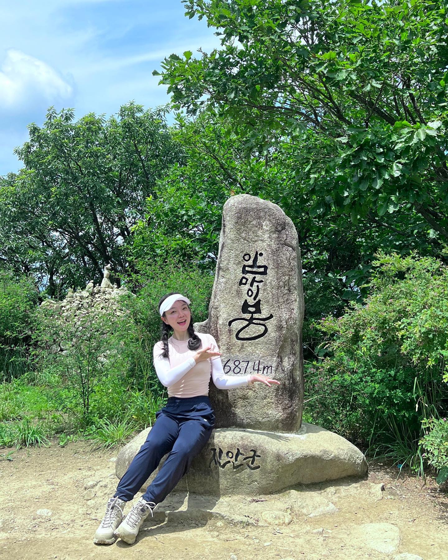 23.7.2 오늘의 등산 마이산!!!!

저번주 16키로 등산 때문인지 진짜 하나도 안힘들고 너무 쉬웠다

산행거리 7키로가 이렇게 짧게 느껴질 줄이야 오늘 바람 한점 안불어서 너무 더워서 죽을뻔 했지만 그만큼 사진은 잘나왔으니까 너무 만족했다♥️♥️

다음엔 어떤산을 가야하나~~~~