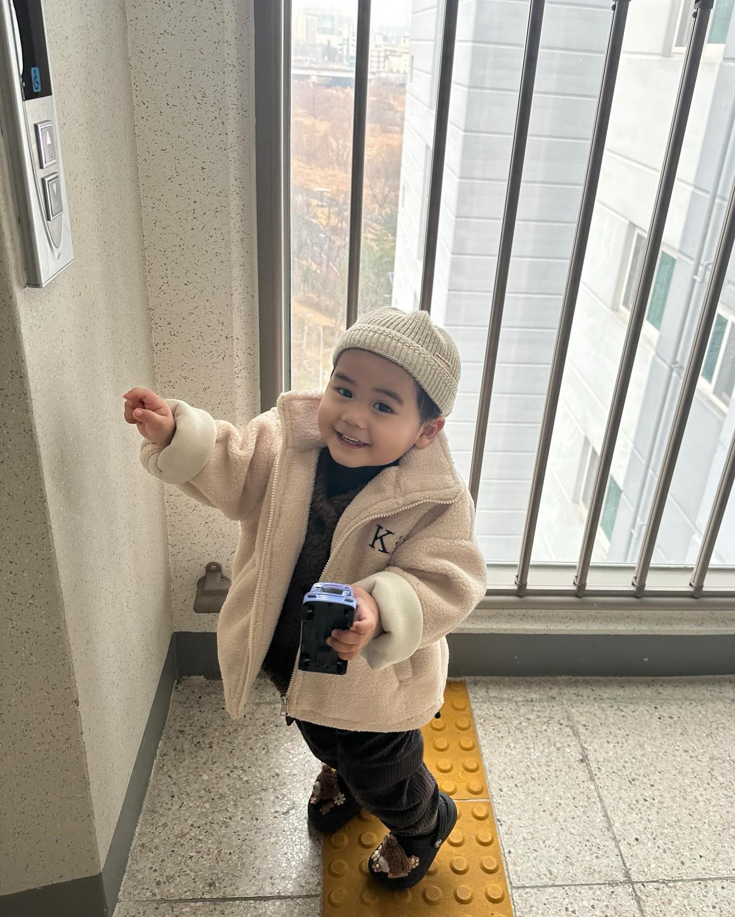 겁나게 귀여워버리는 4살된 9월생 엉아 👶🏻

#로한baby #땅땅베이비 #4살아들 #27개월7일
#지혜이모가맘마도차려주고 #선물도줌 #지혜이모채고야🩷
