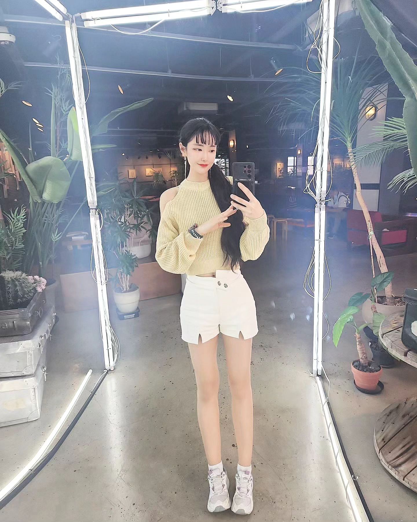 오랜만에 #거울셀피 😉❗️
.
대형거울인데 처음엔 다른 공간인줄 알고 그냥 돌진하다가 박을뻔 한 곳😇
.
그래도 #셀피맛집
.
키가 180cm 같아보여서 좋음👍 실제는 170cm이지만😂
.
.
#어깨만수르
#직각어깨 
#오프숄더 
#오프숄더니트 #크롭니트 #오프숄더코디 #koreanfashion #koreanmakeup #운동하는여자 #healthylifestyle #fitnessmotivation #fitness #fitnessmodel #offshoulder #offshore #offshouldertop #모델 #model #인플루언서 #influencer #motivation #motorsport #motivationalquotes
#오라운트 #오라운트카페 #로스터리카페 #roastery #roasterycafe
